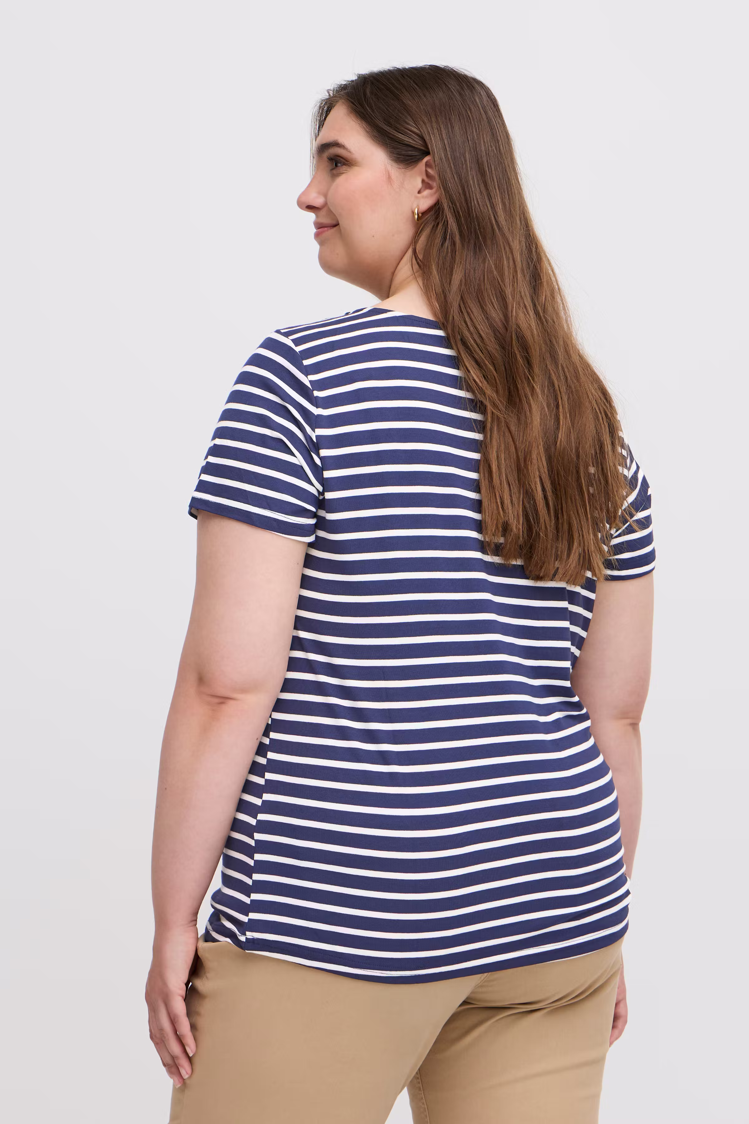 SWIVY T-shirt LOOKBOOK BACK 20614049-200119