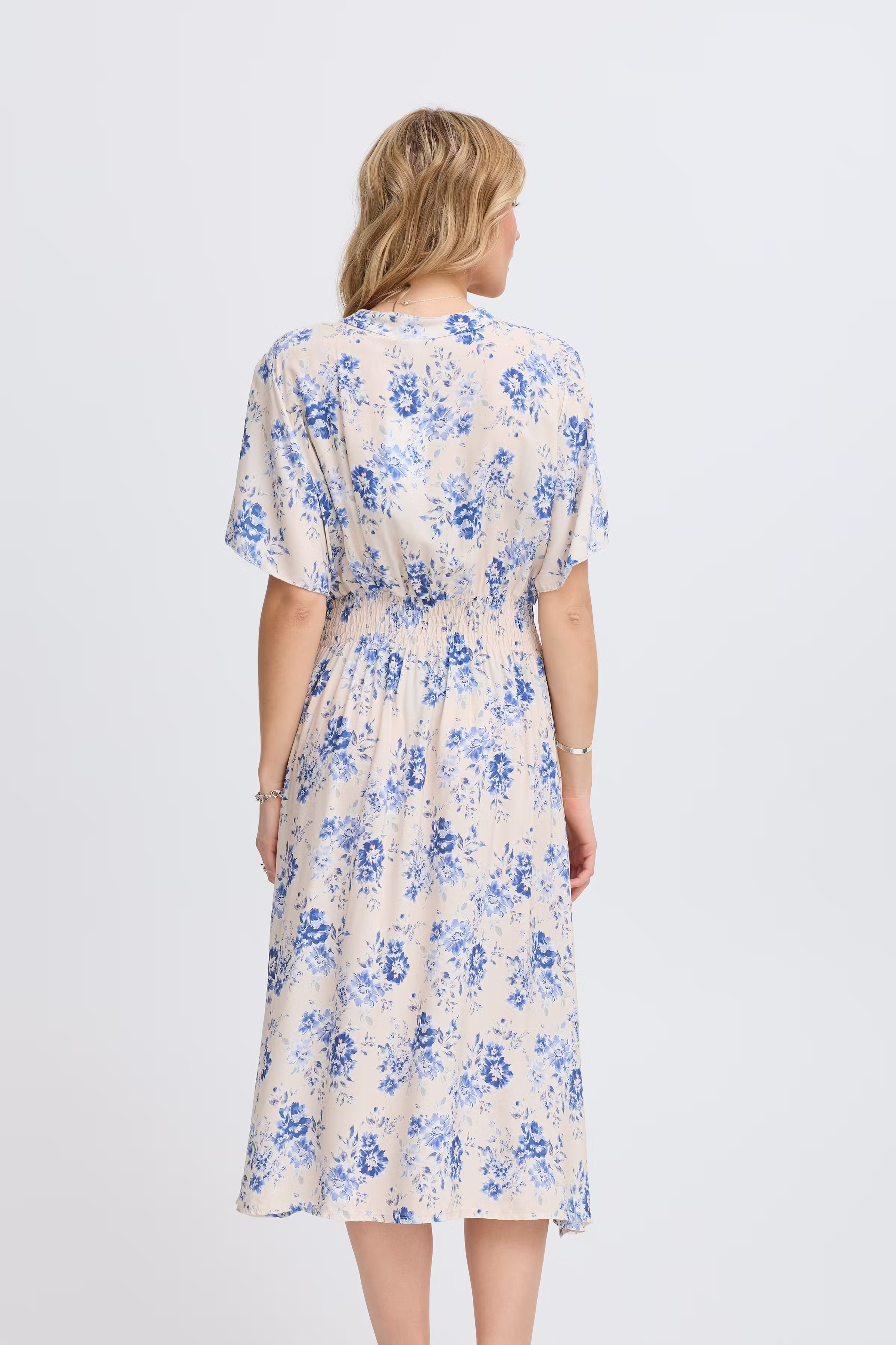 SBGILANA Kjole LOOKBOOK BACK 22101002-203403