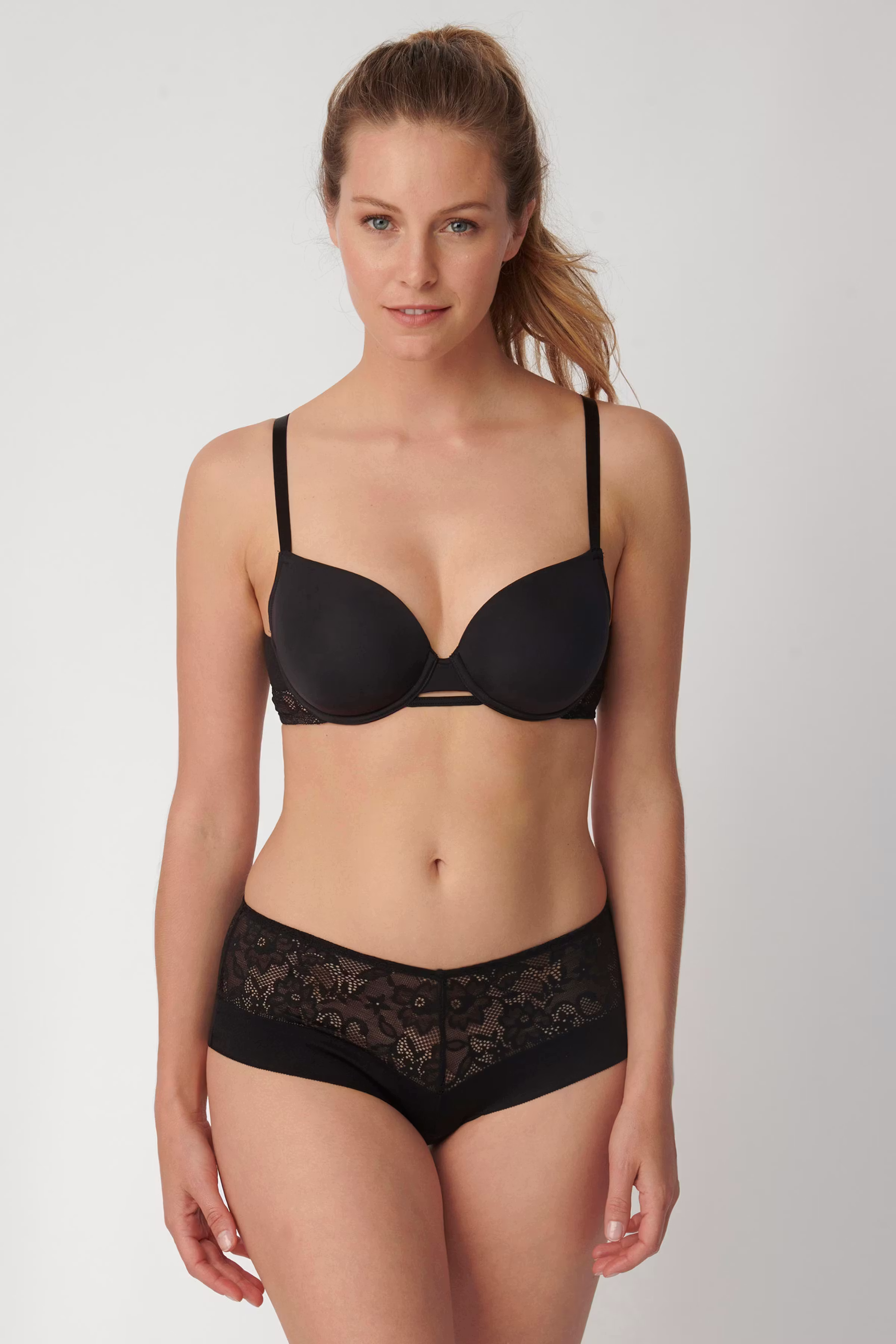 VividSpotlight BH LOOKBOOK FRONT 40500128-T0004