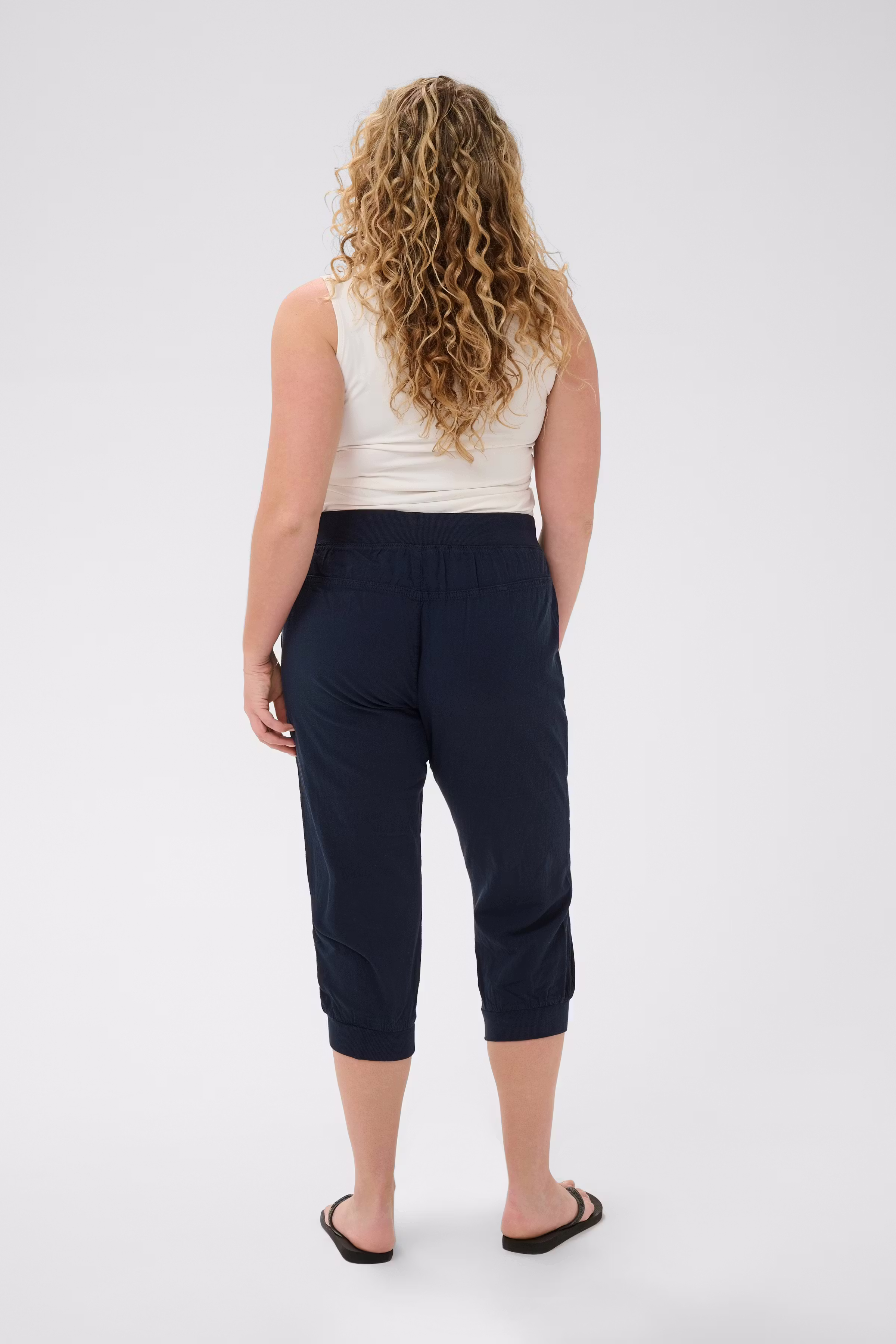 KCnana Capri pants LOOKBOOK BACK 10580057-194020