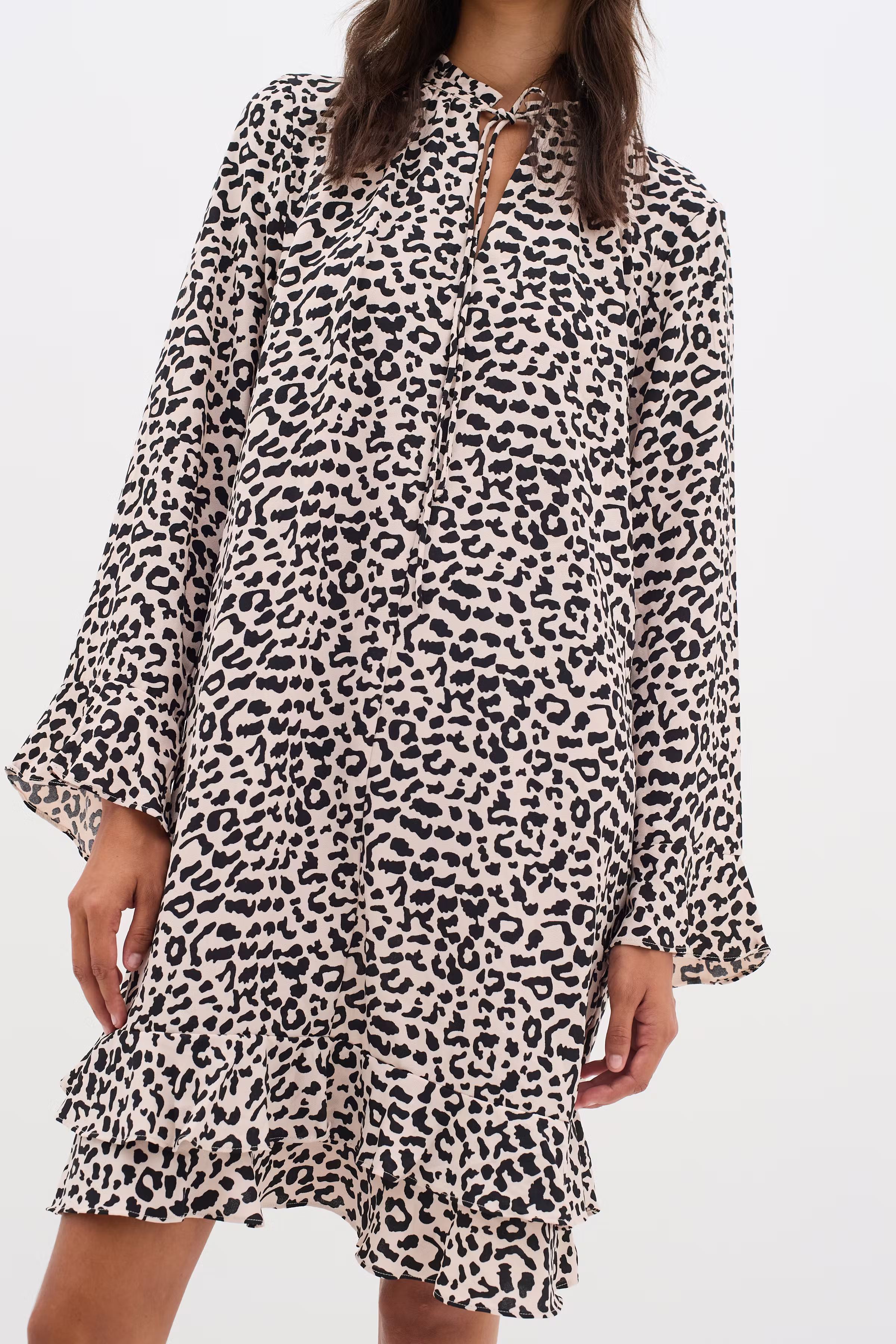 NinahIW Leopard Klänning LOOKBOOK FRONT 30110397-300824