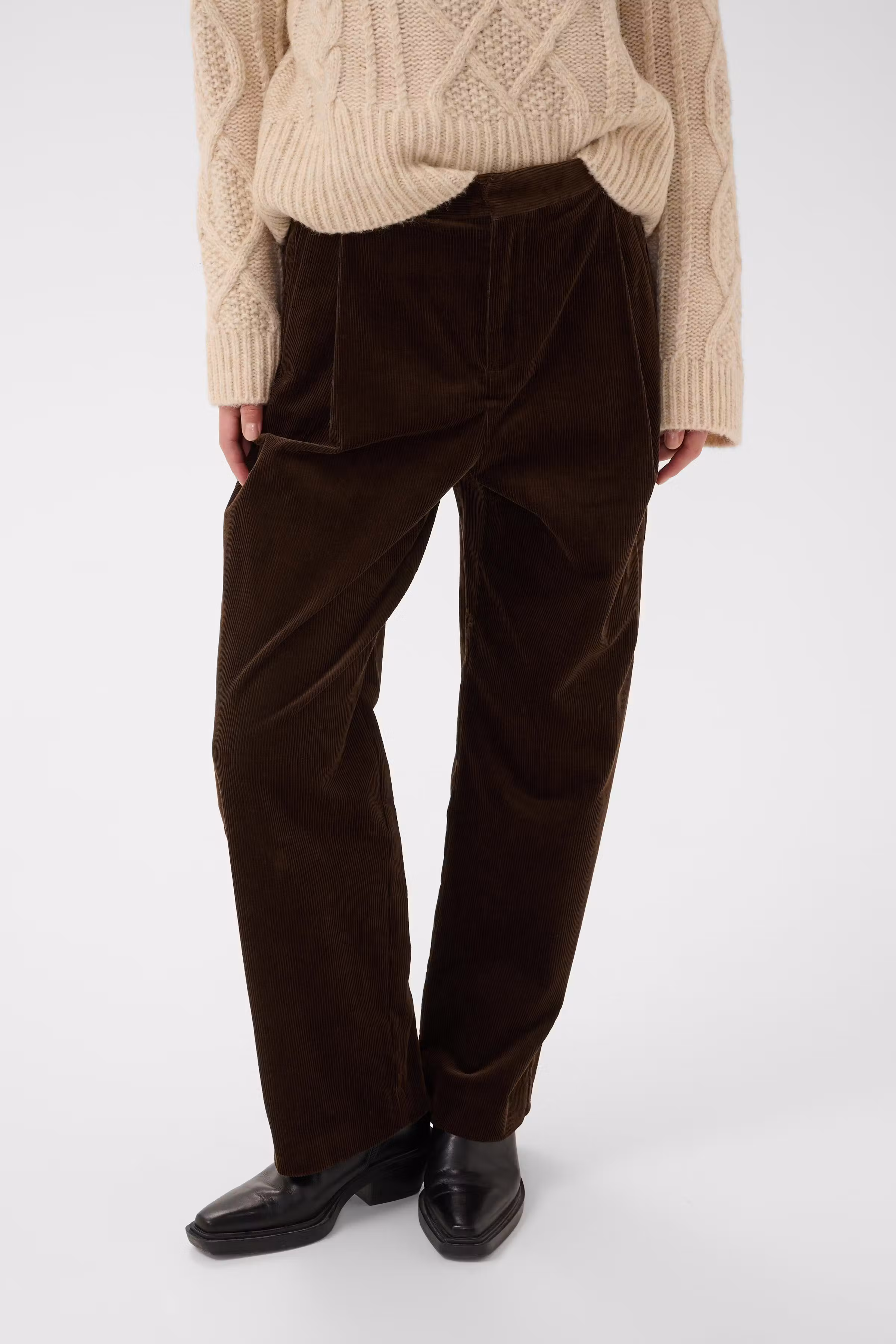 ColleenPW Hose LOOKBOOK FRONT 30310802-191106