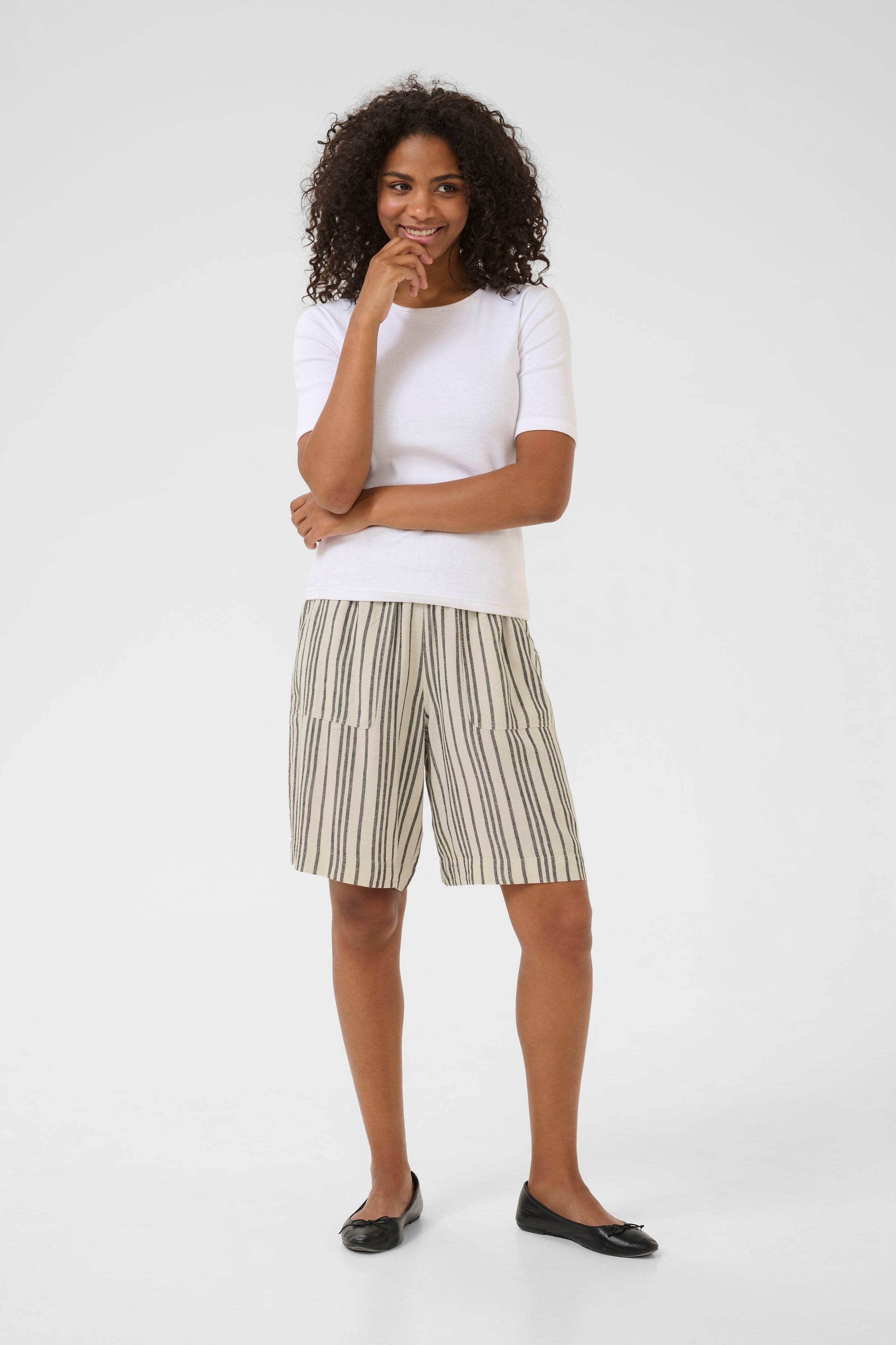 KAmilia Linen Shorts LOOKBOOK FRONT 10509668-107124