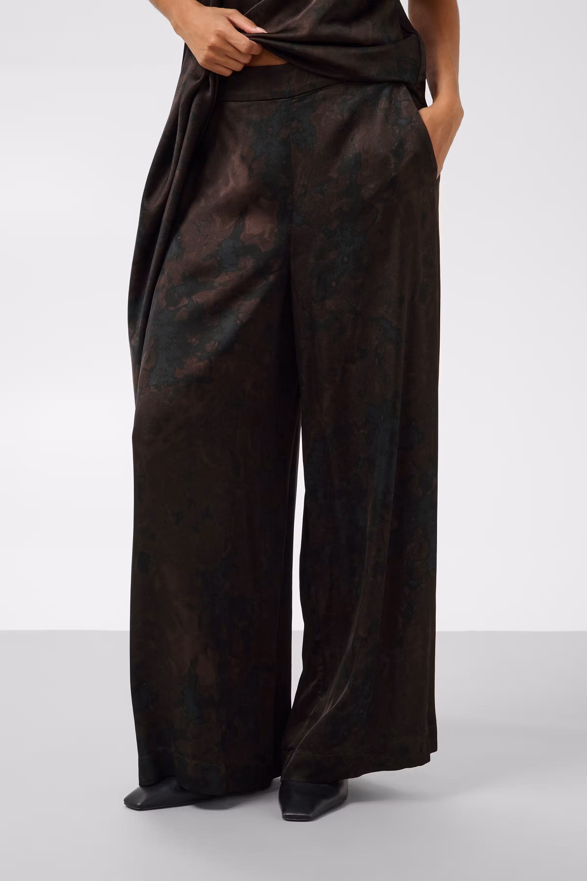 SLCinna Hose LOOKBOOK FRONT 30409635-305439