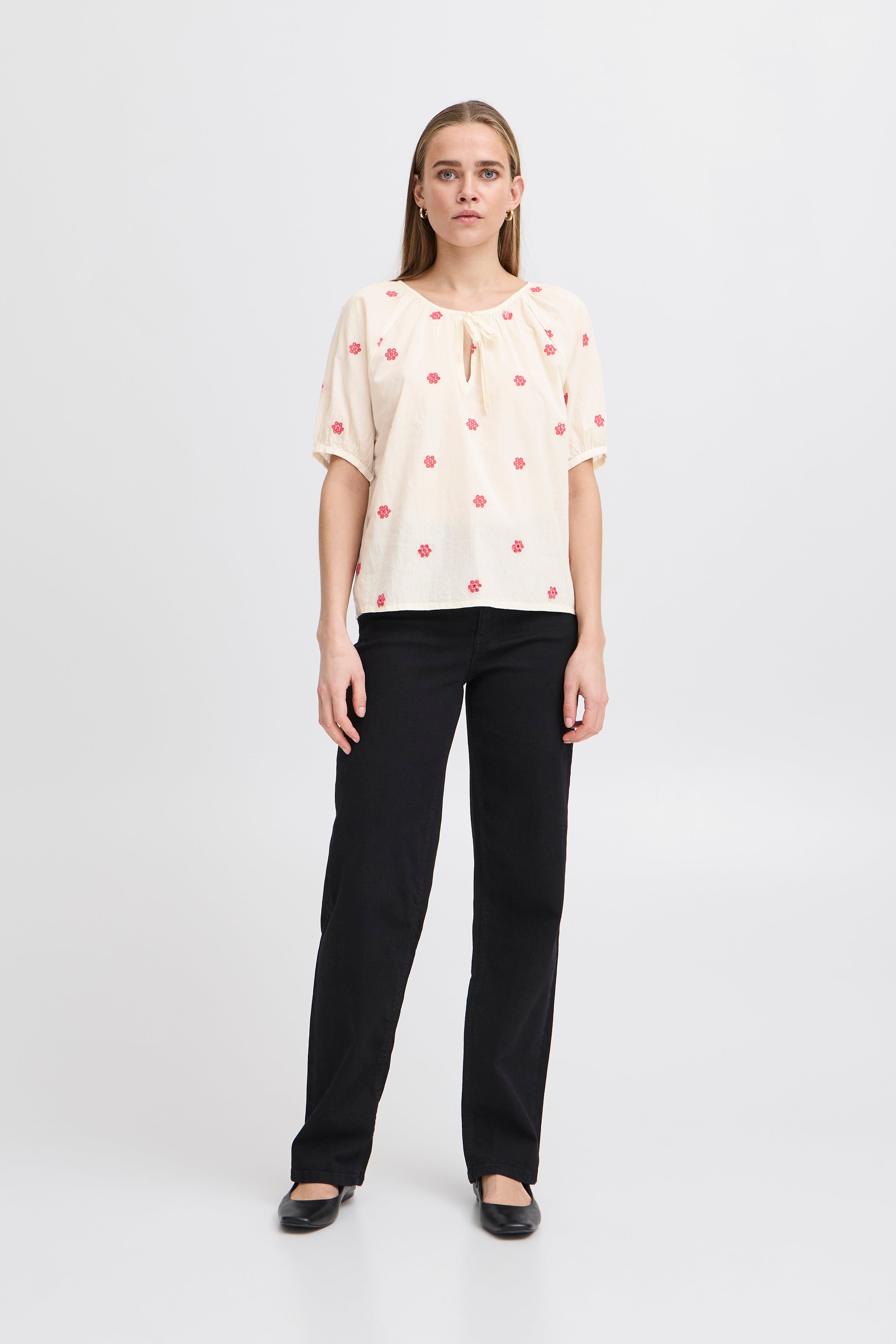 Kortermet bluse LOOKBOOK FRONT 20122831-124301