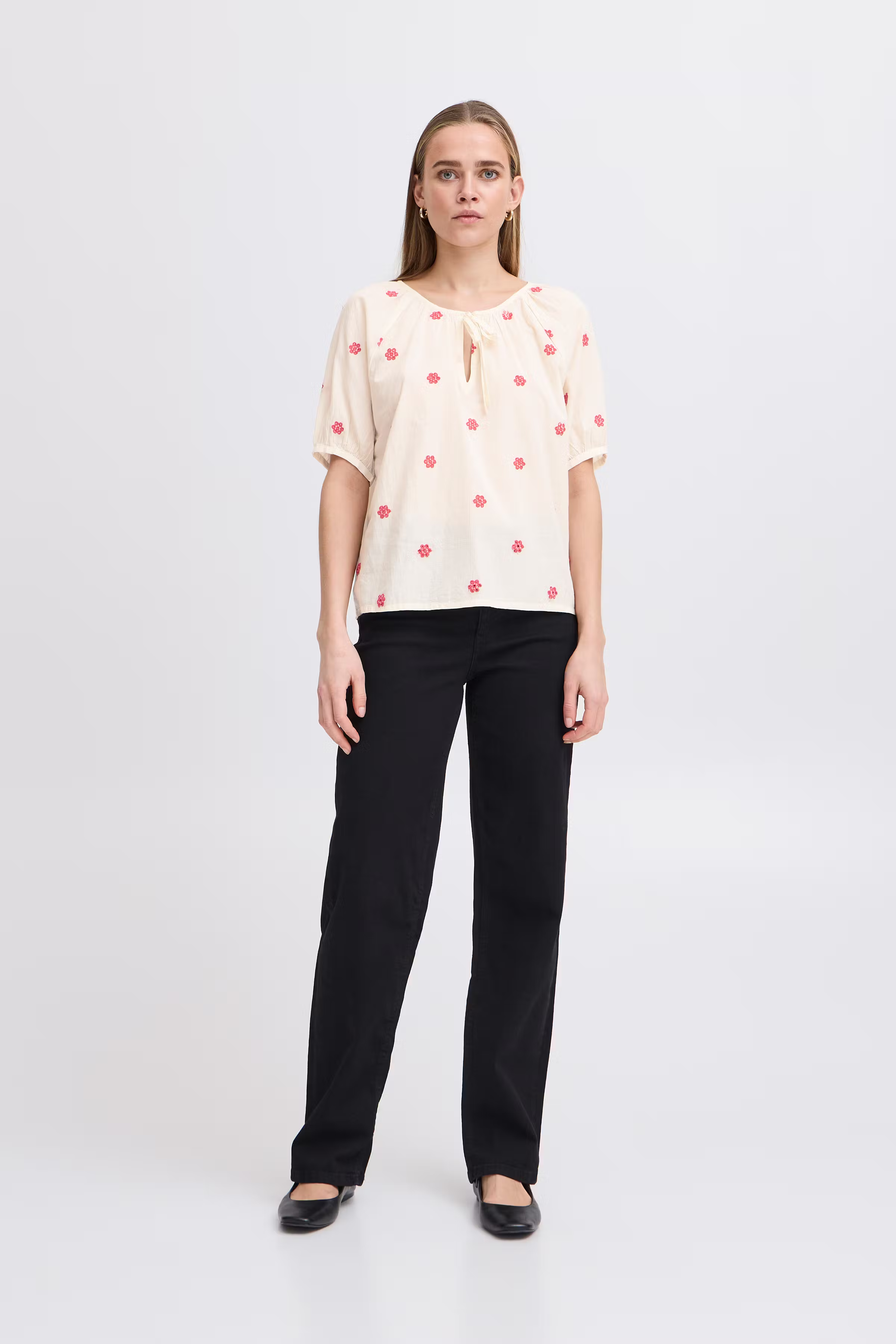Kortermet bluse LOOKBOOK FRONT 20122831-124301