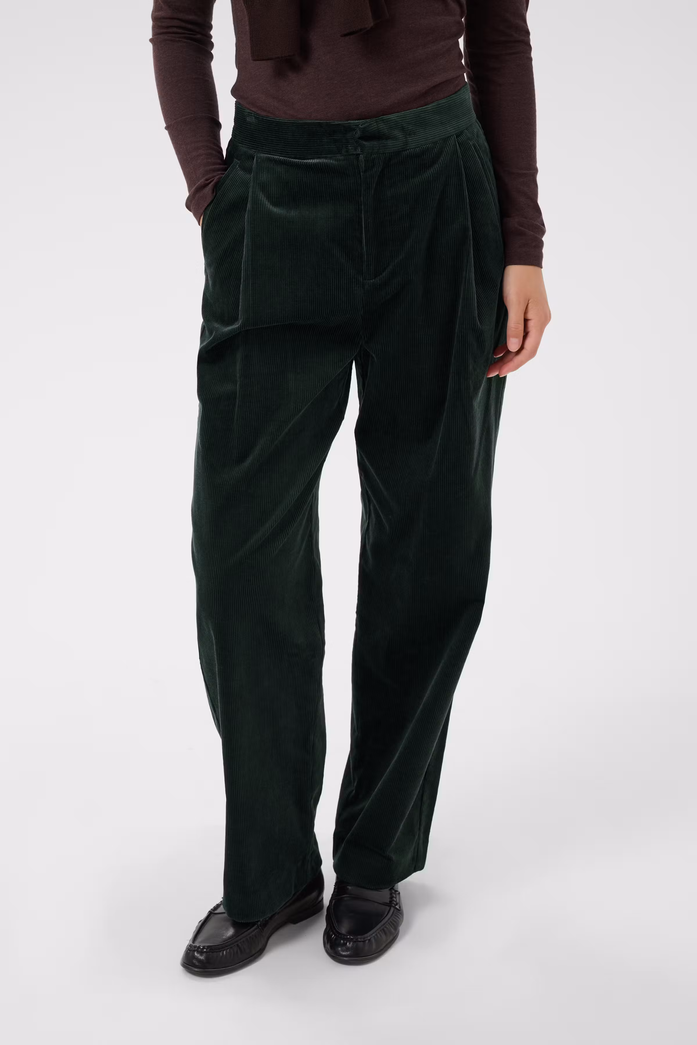ColleenPW Hose LOOKBOOK FRONT 30310802-194906