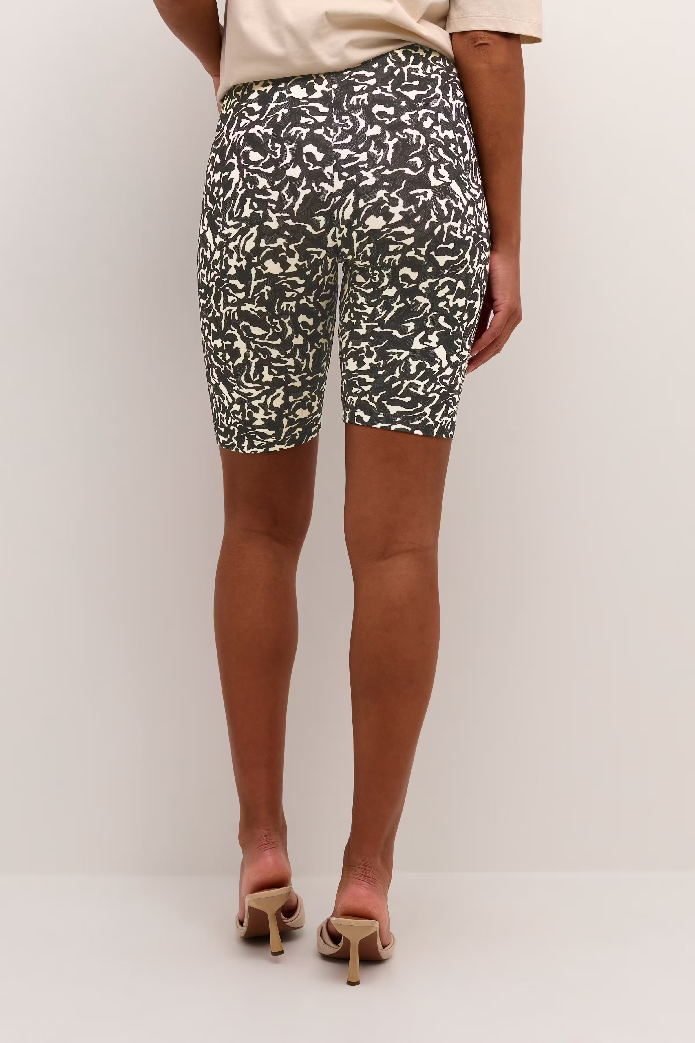 KAsally Shorts LOOKBOOK BACK 10508847-106057