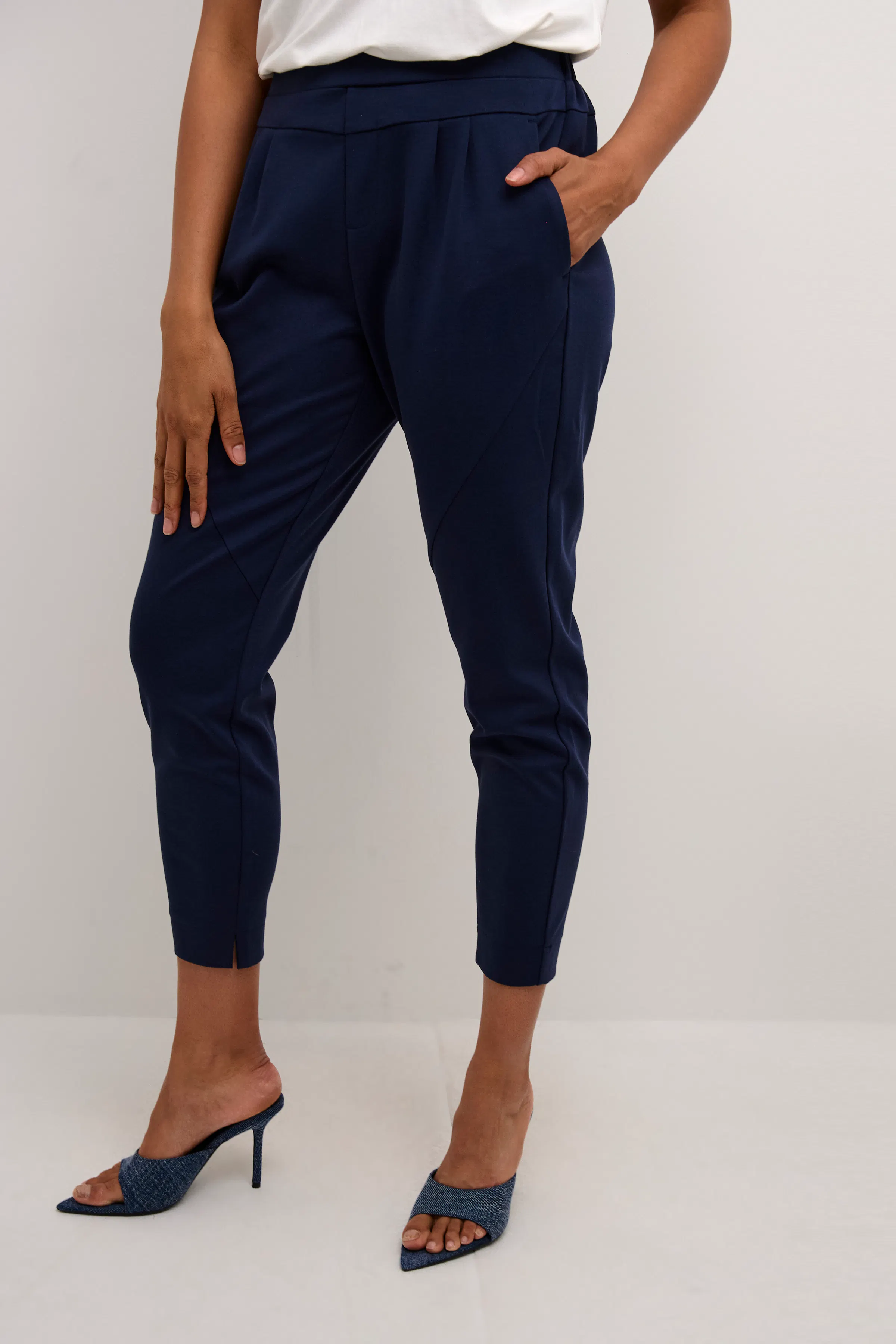 CRAnett Pants

 LOOKBOOK FRONT 10604411-193923