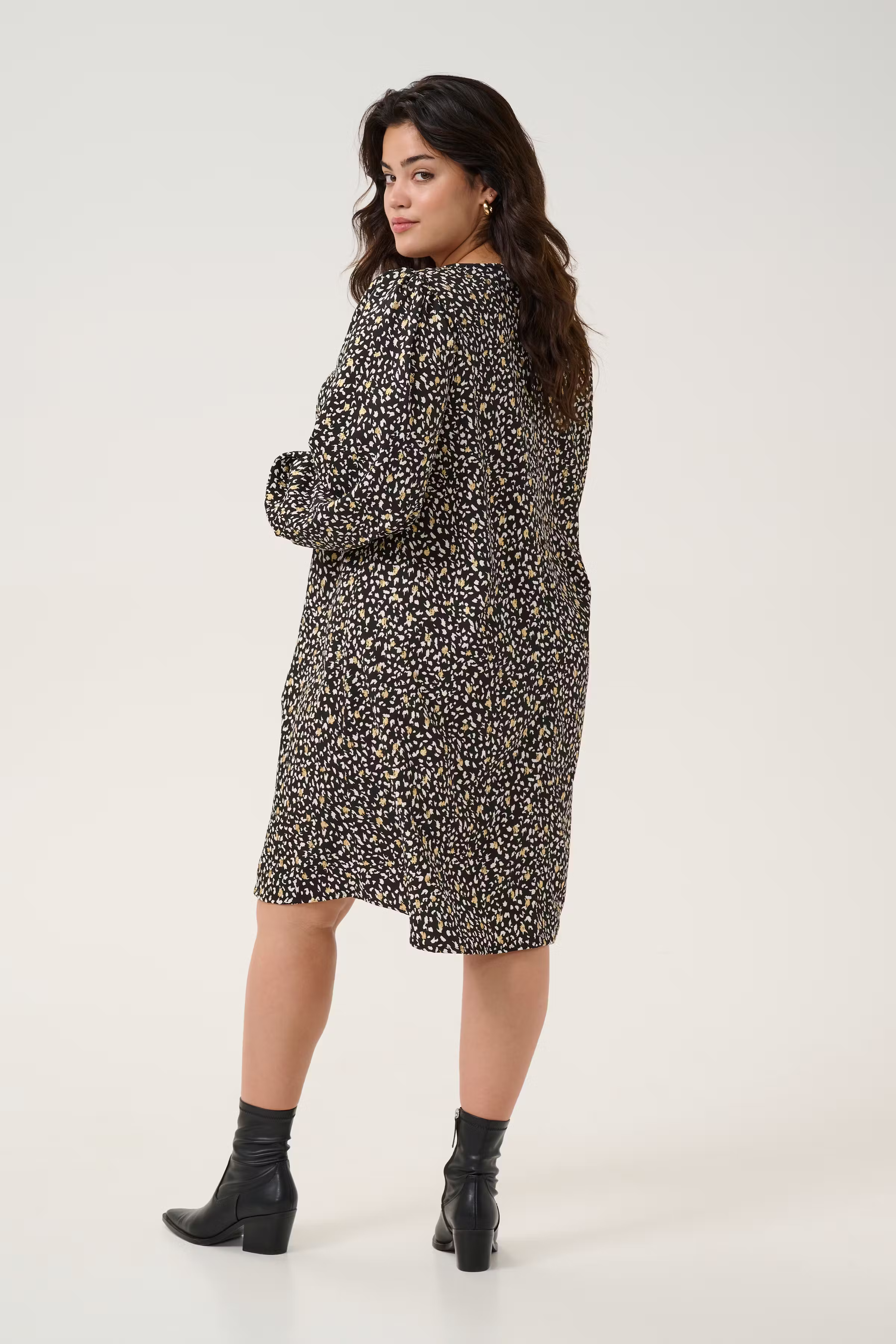 KCmalena Kleid LOOKBOOK BACK 10583158-107160