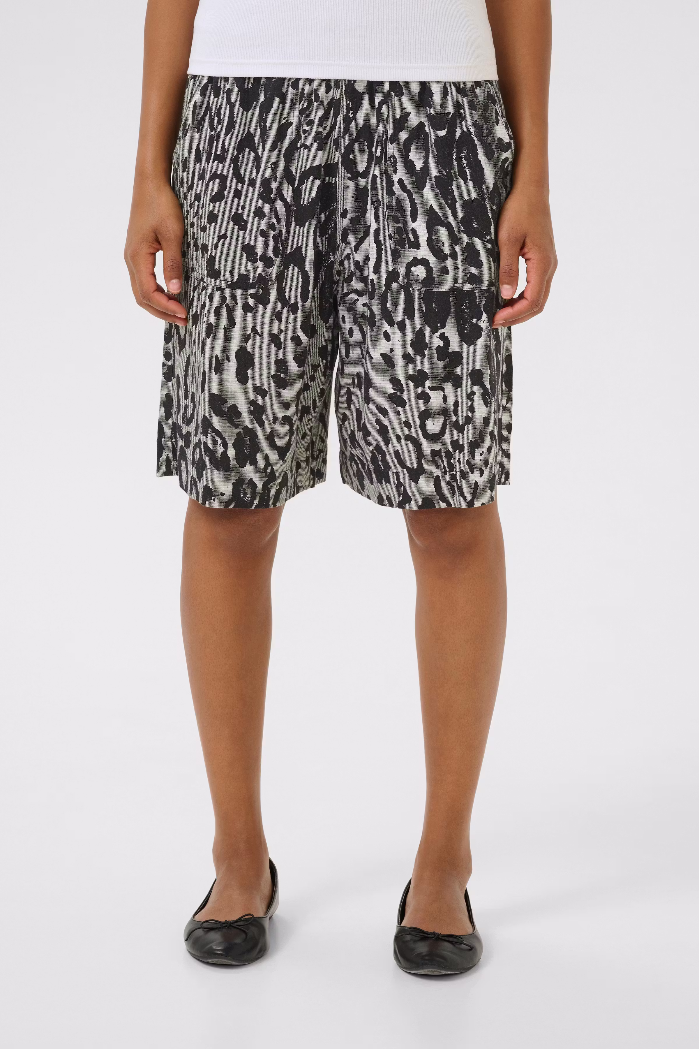 KAmilia Linen Shorts LOOKBOOK FRONT 10509668-107126