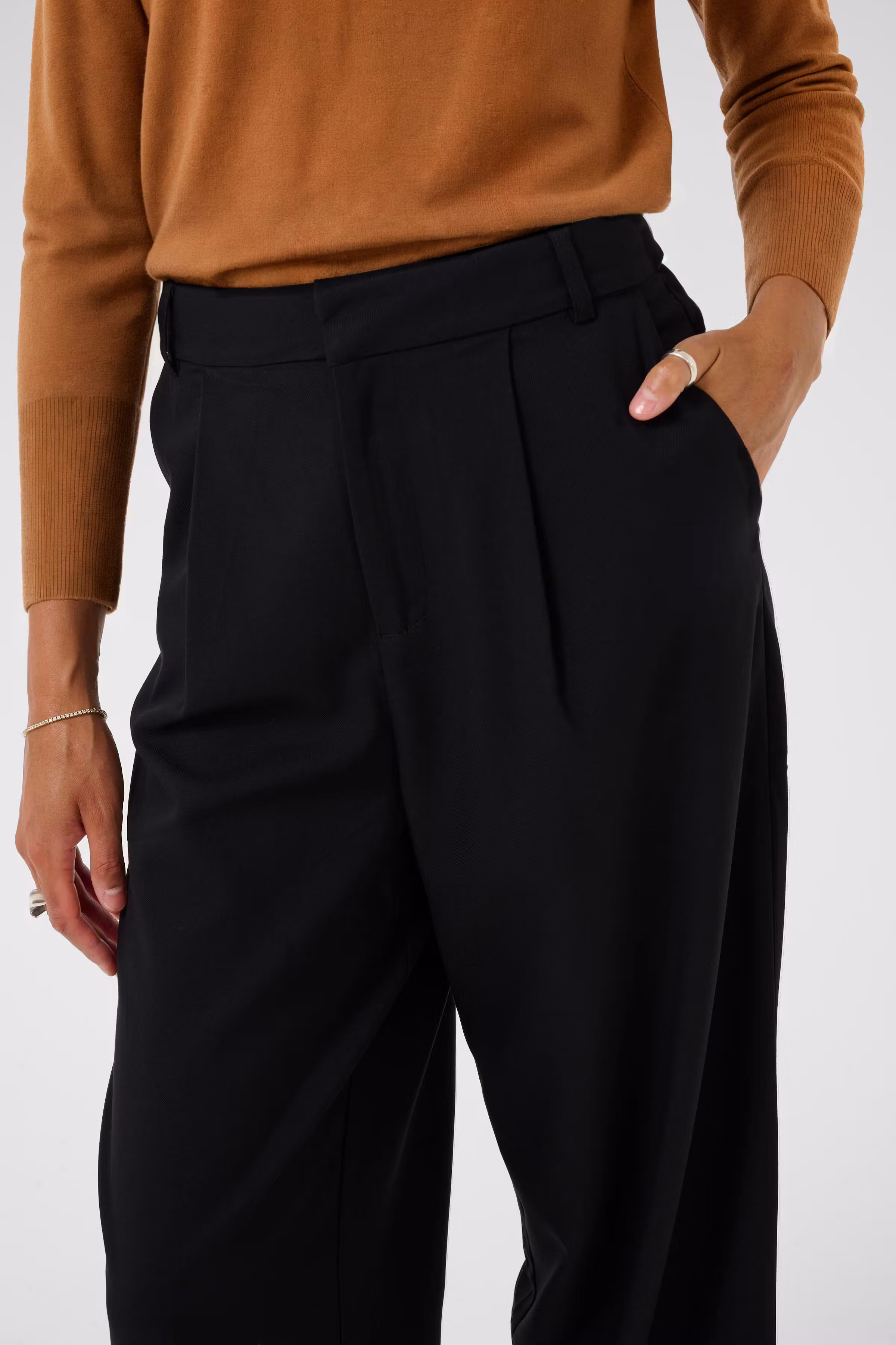 KAvaleria Trousers LOOKBOOK DETAIL 10511301-100121