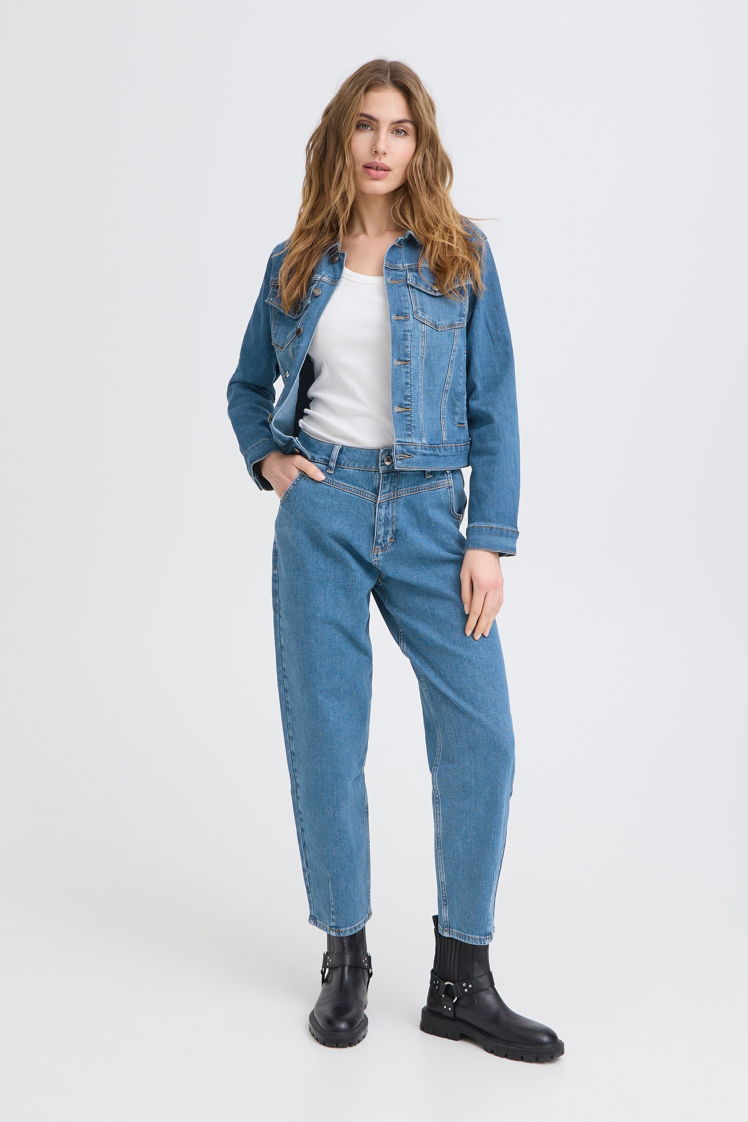 PZLIRA UHW Jeans Tapered Leg LOOKBOOK FRONT 50209032-200005