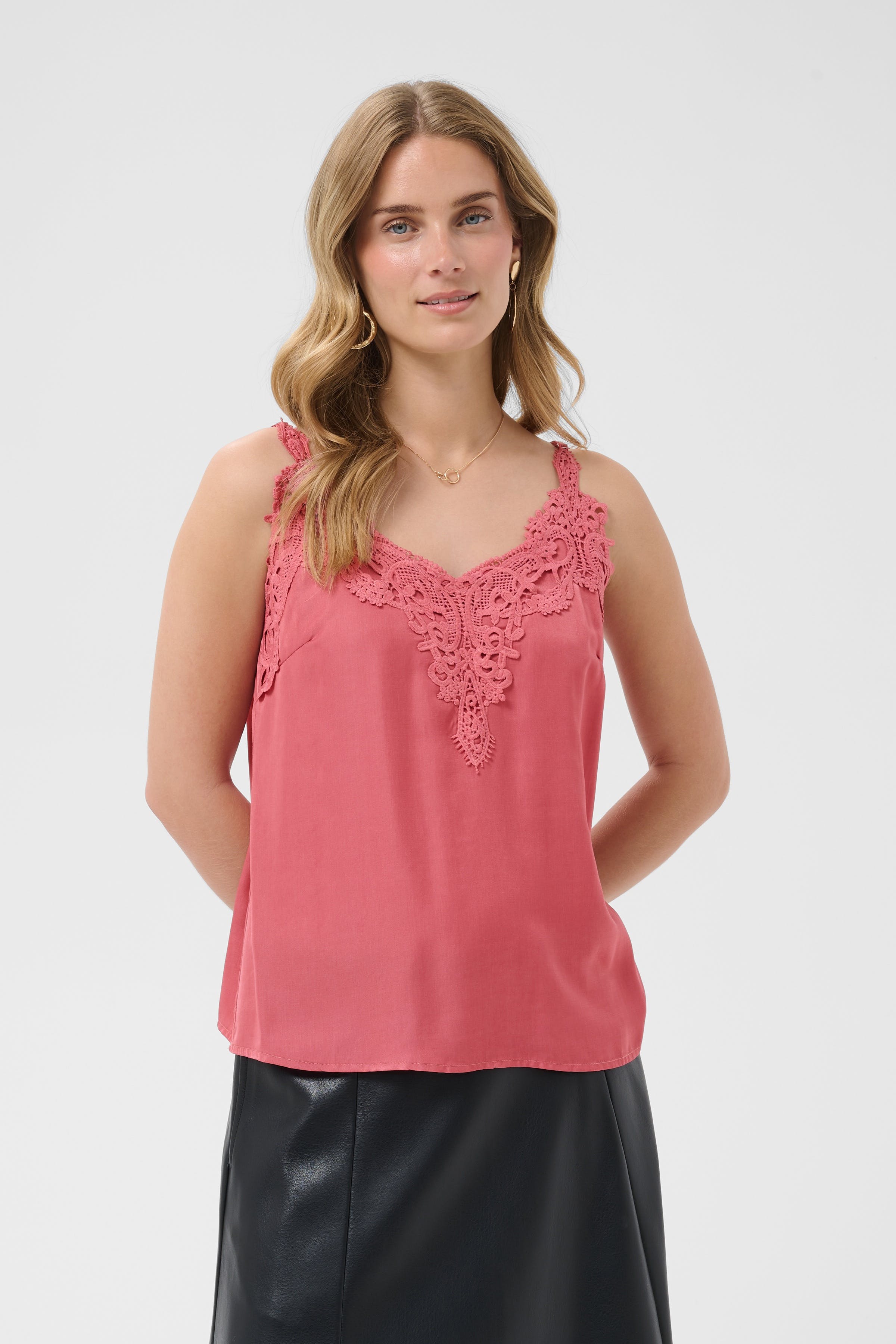 CRANNA Top LOOKBOOK FRONT 10611224-171522