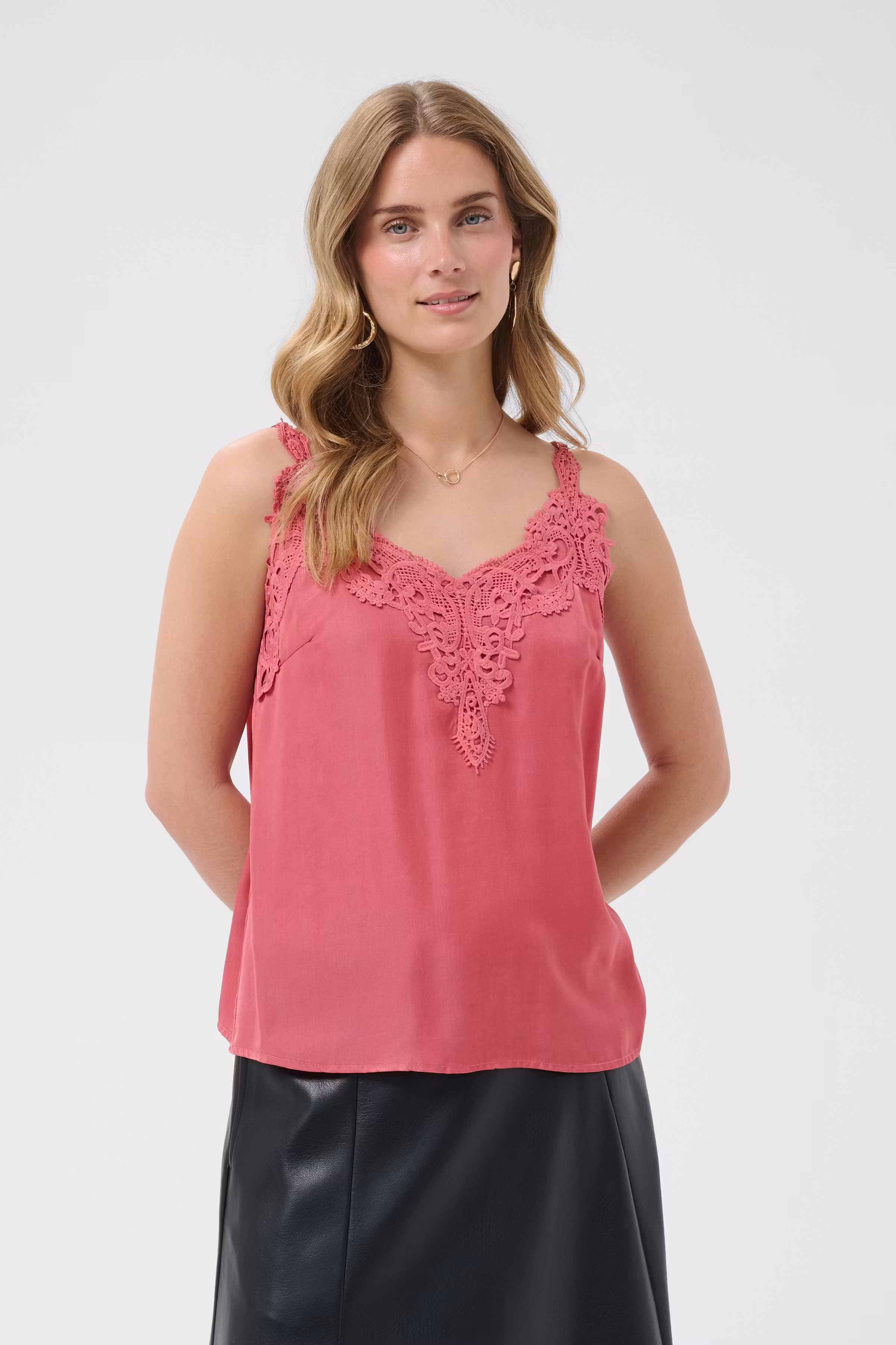CRANNA Top LOOKBOOK FRONT 10611224-171522