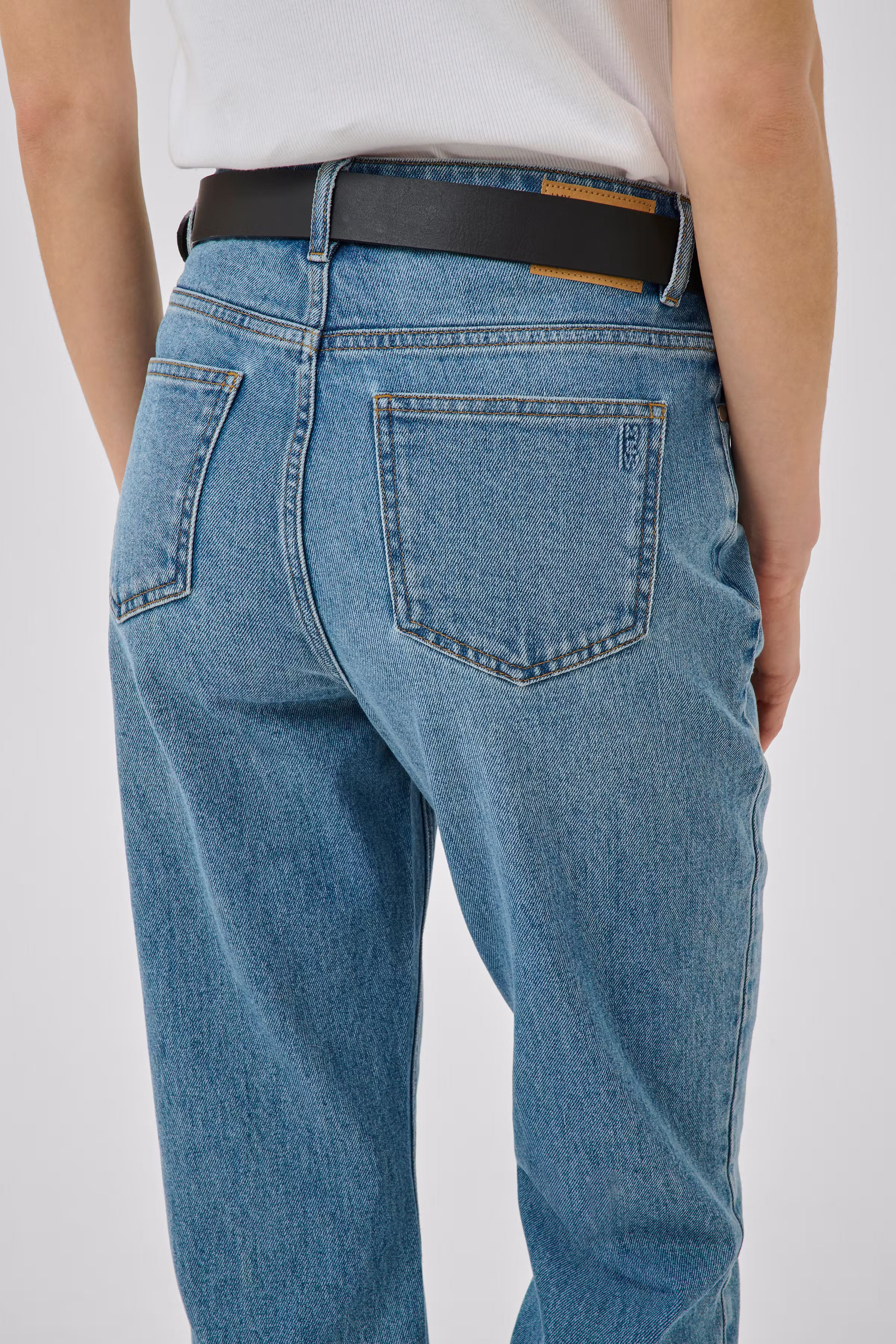 07 THE ISA HIGH STRAIGHT JEANS LOOKBOOK DETAIL 10705264-100053