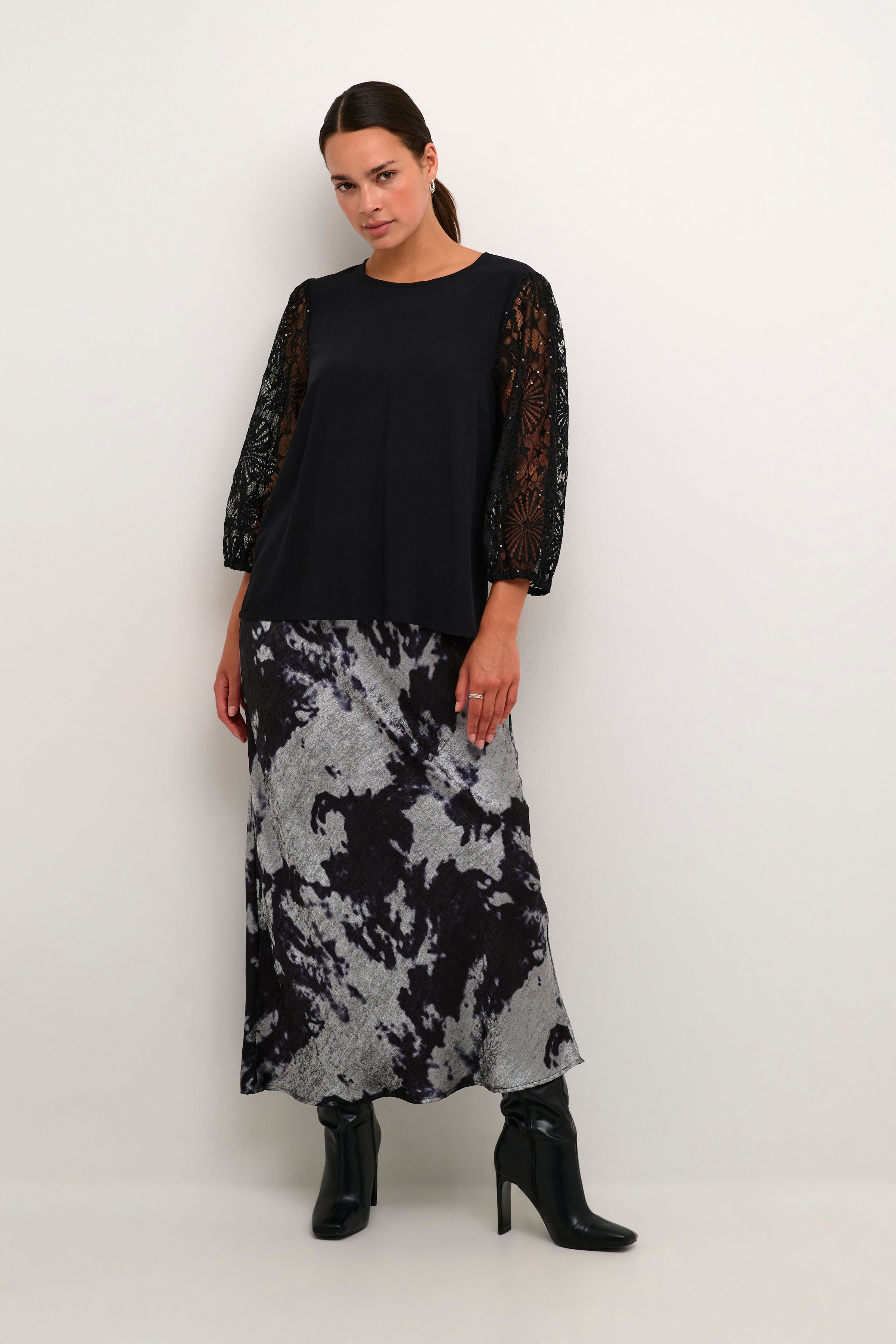 KAemilia Spitzenbluse LOOKBOOK FRONT 10509343-100121