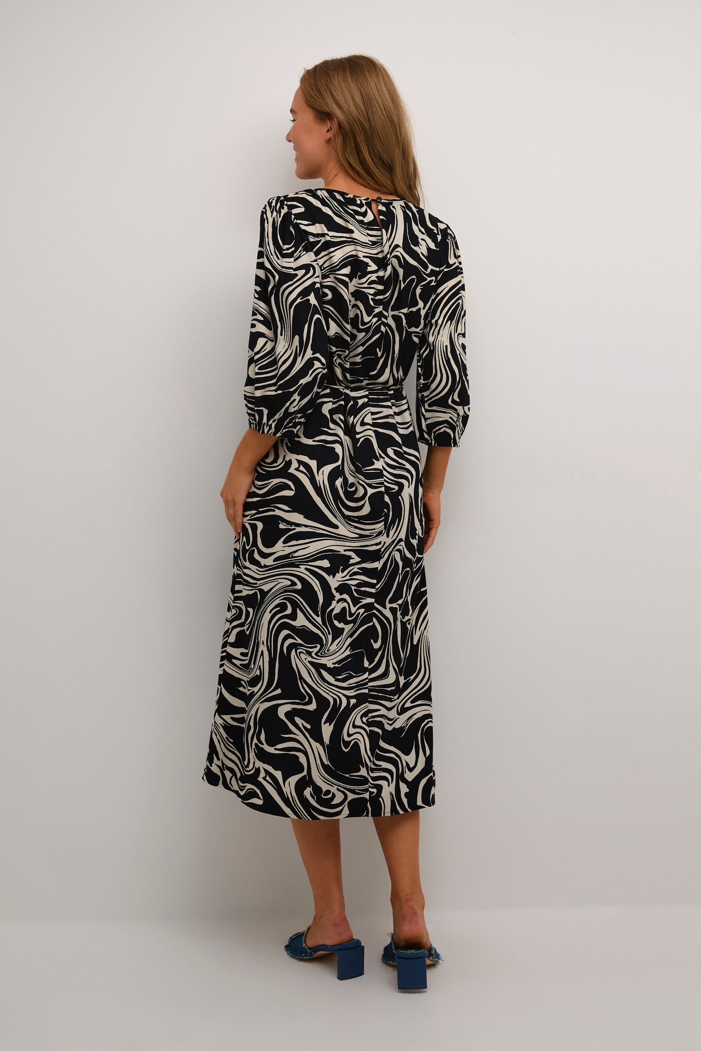 KAcarmen Kleid LOOKBOOK BACK 10508330-105424