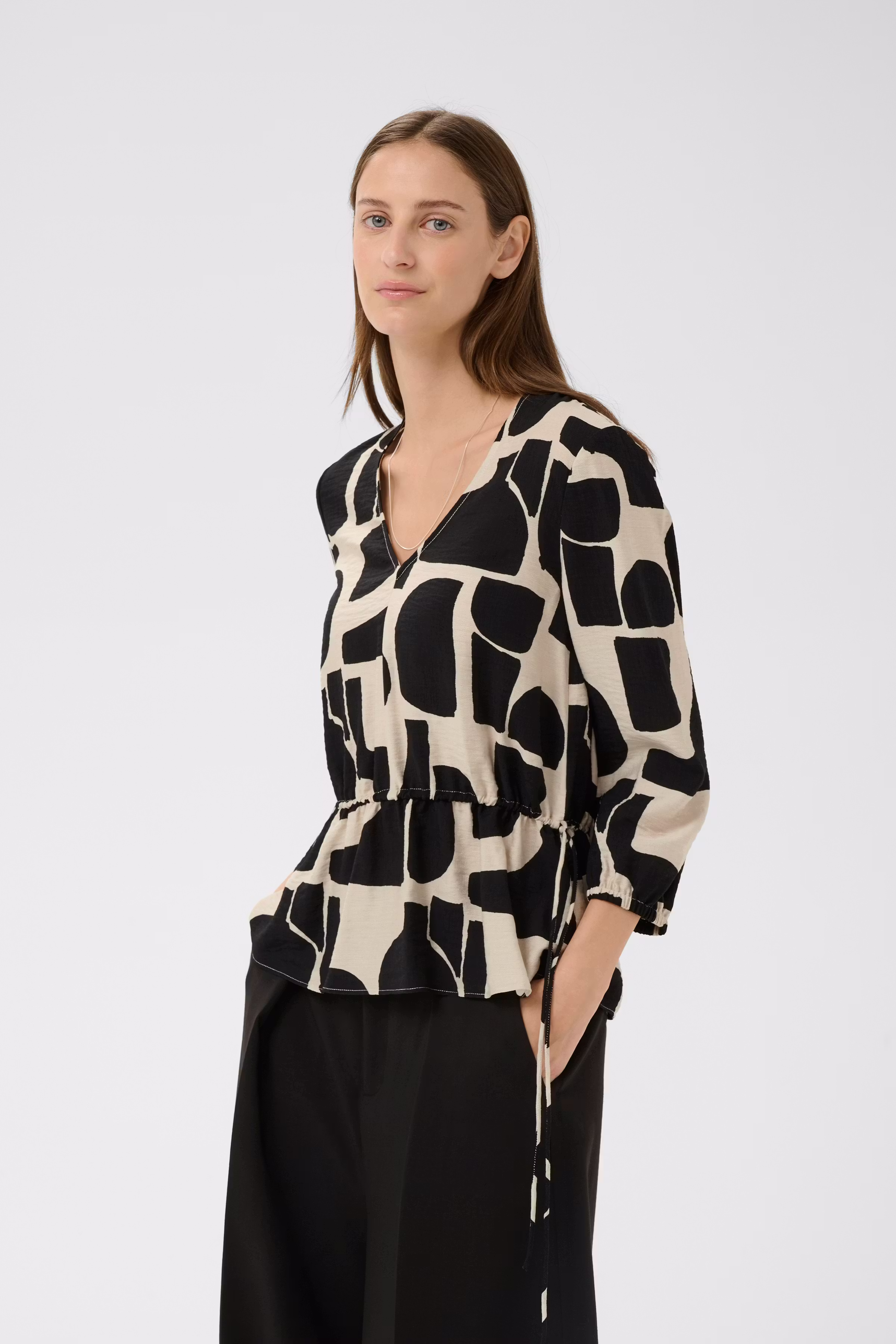 LYNNIW V-NECK Bluse LOOKBOOK FRONT 30112582-900008093