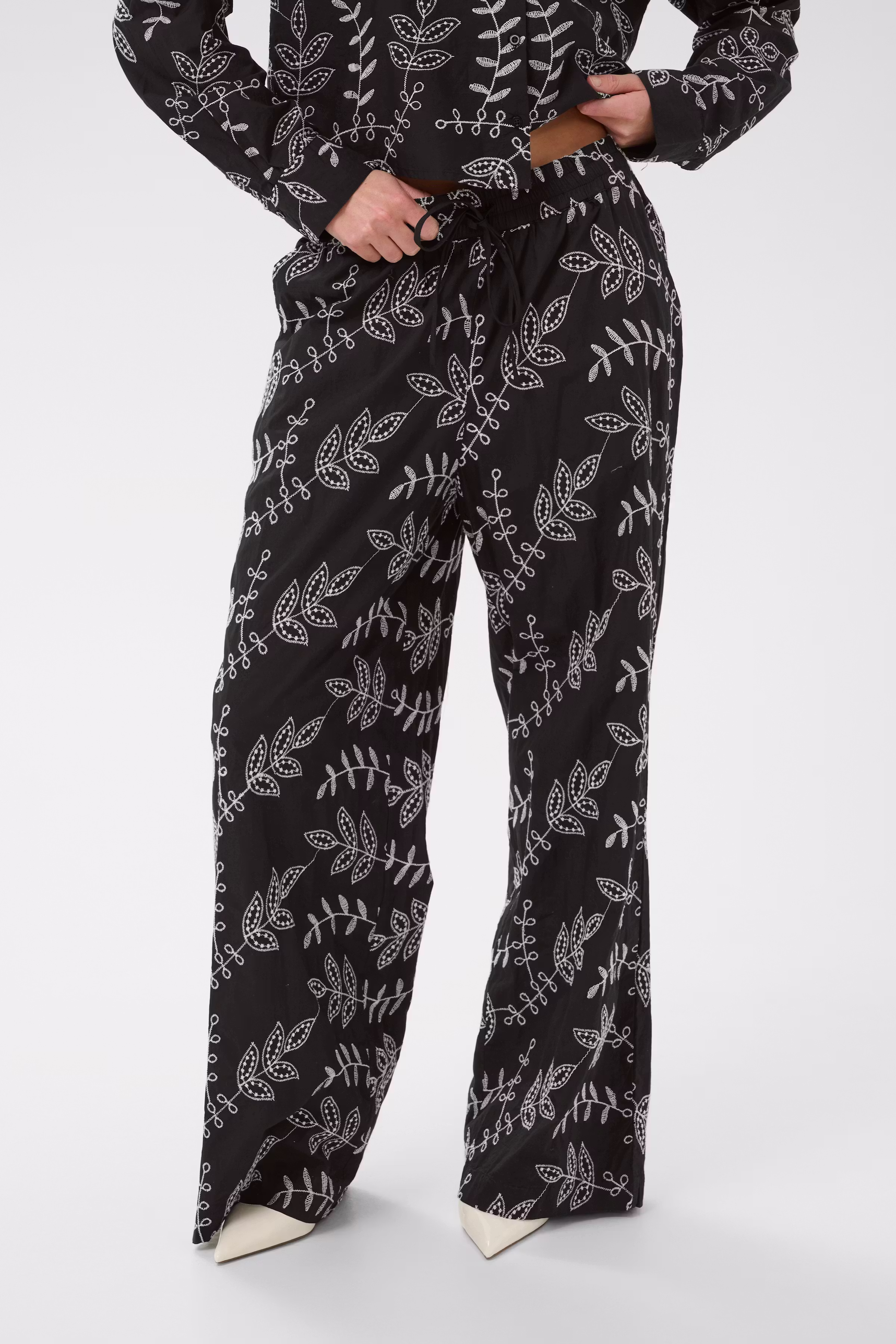 KAelora Trousers LOOKBOOK FRONT 10511310-109006