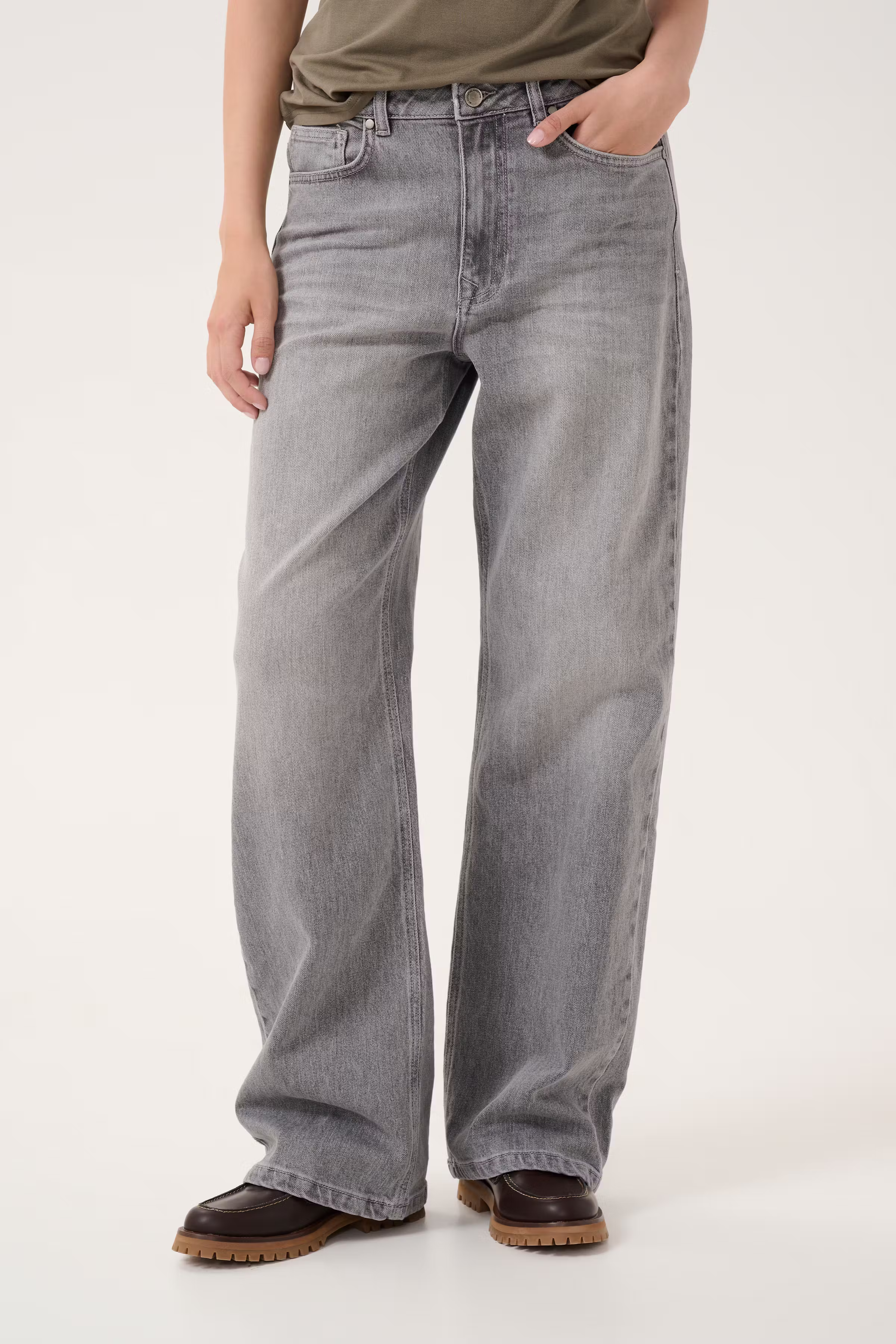 05 THE LOUIS HIGH WIDE JEANS LOOKBOOK FRONT 10704222-100074