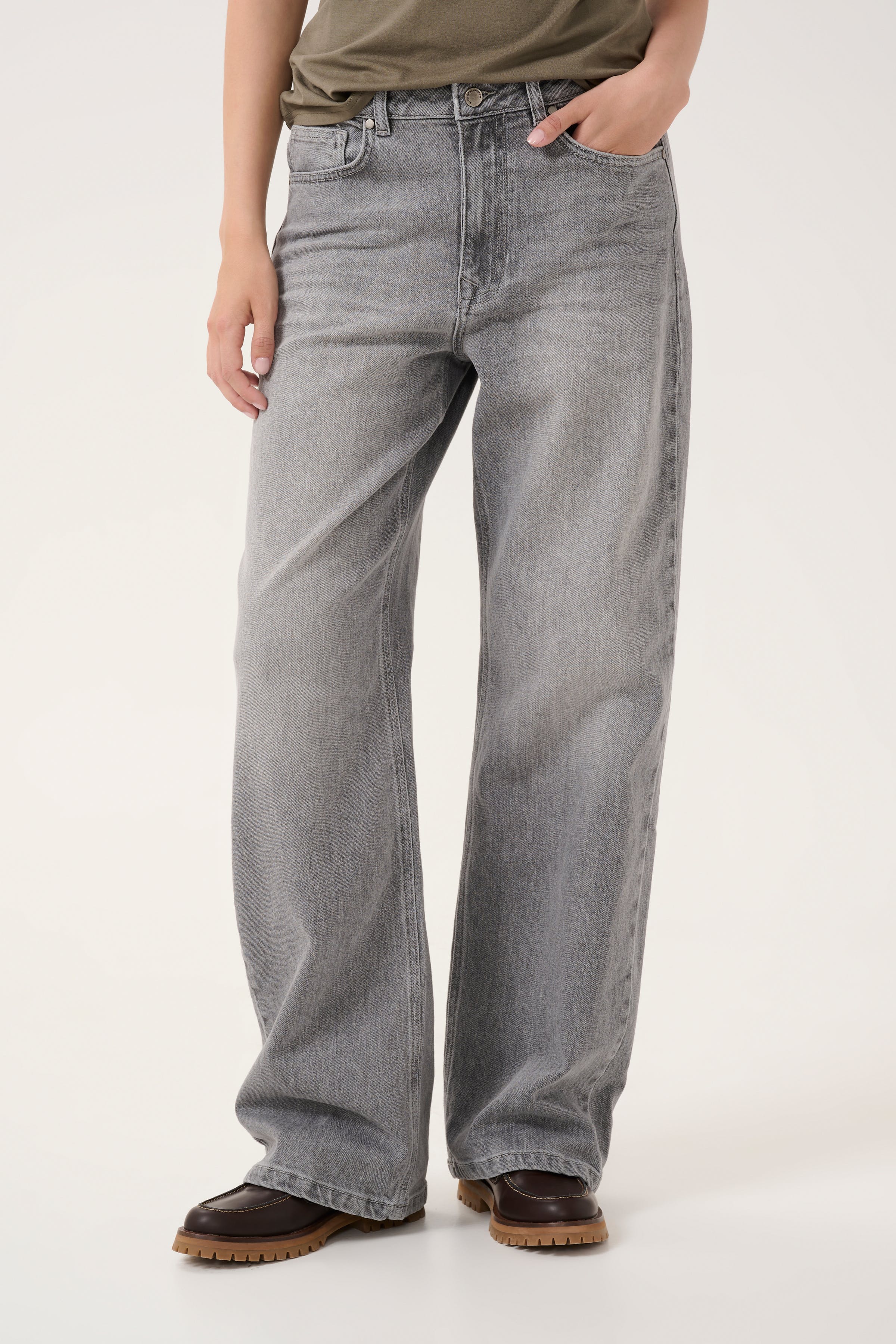 05 THE LOUIS HIGH WIDE LOOKBOOK FRONT 10704222-100074