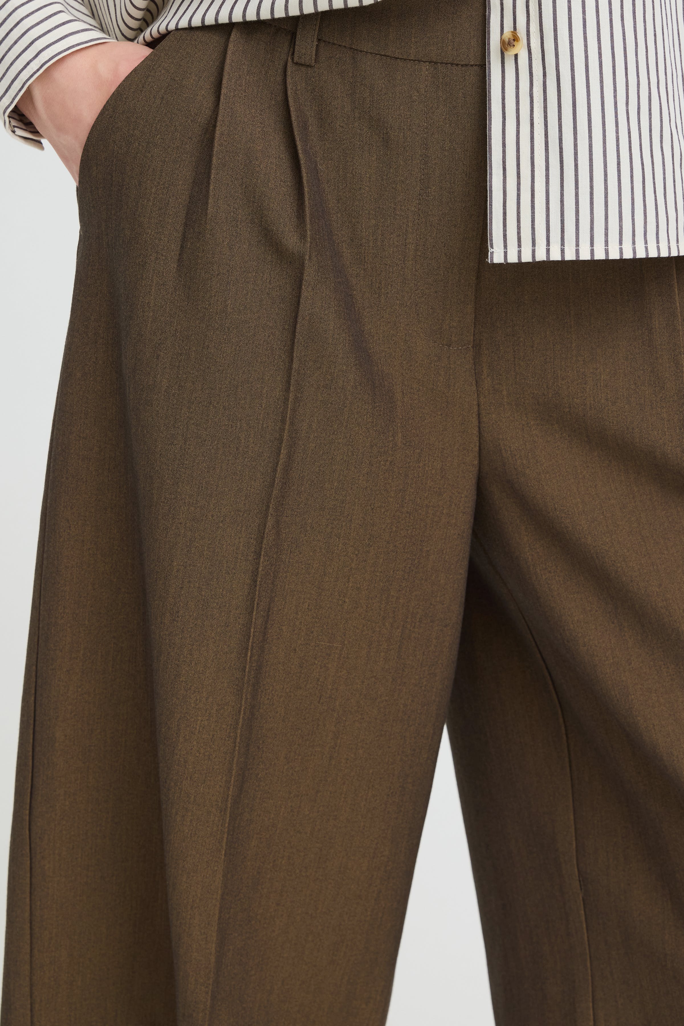 BYDANTA Bermuda shorts LOOKBOOK DETAIL 20819323-1809281