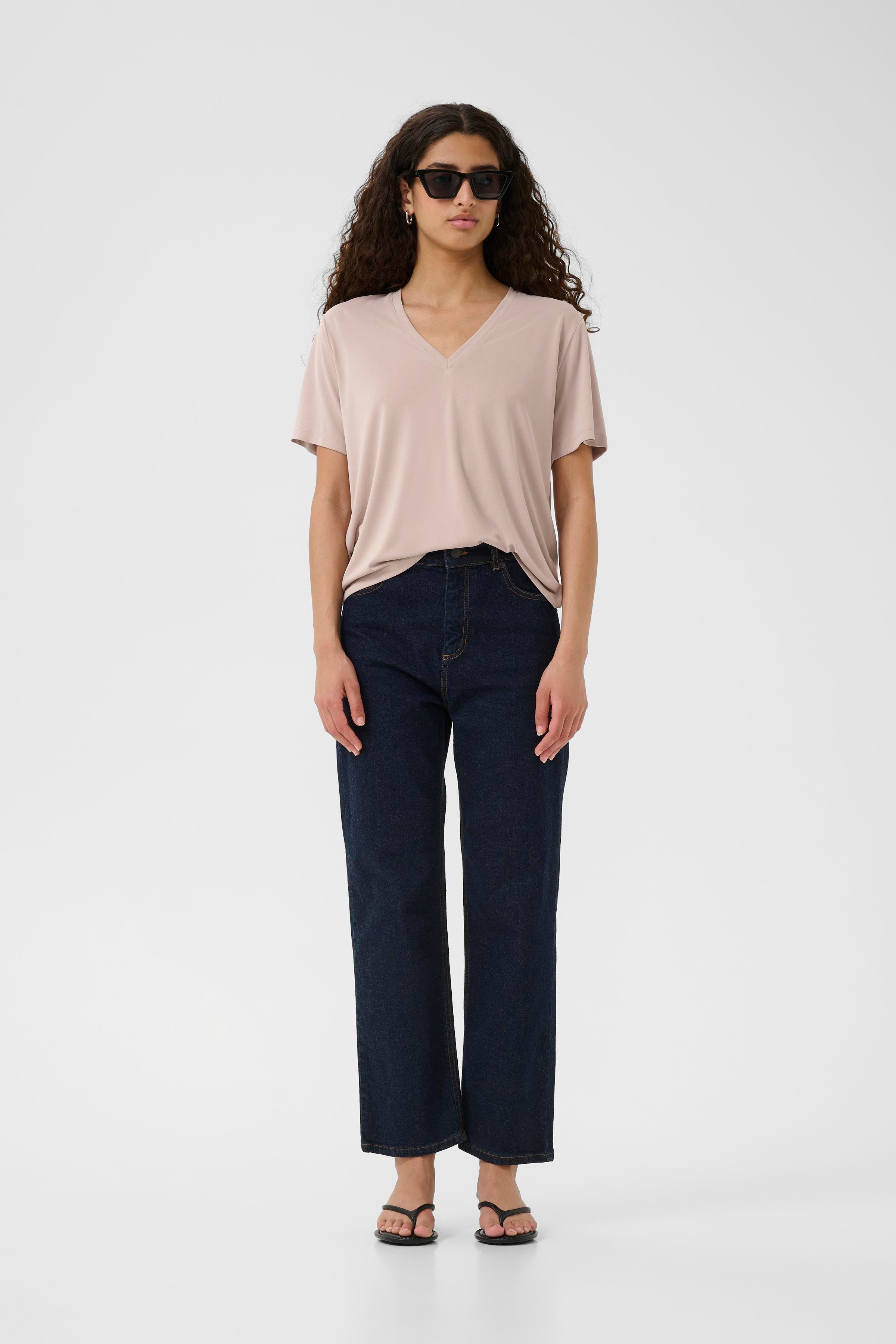 LilianaIW Base V-Neck T-shirt LOOKBOOK FRONT 30109353-151506