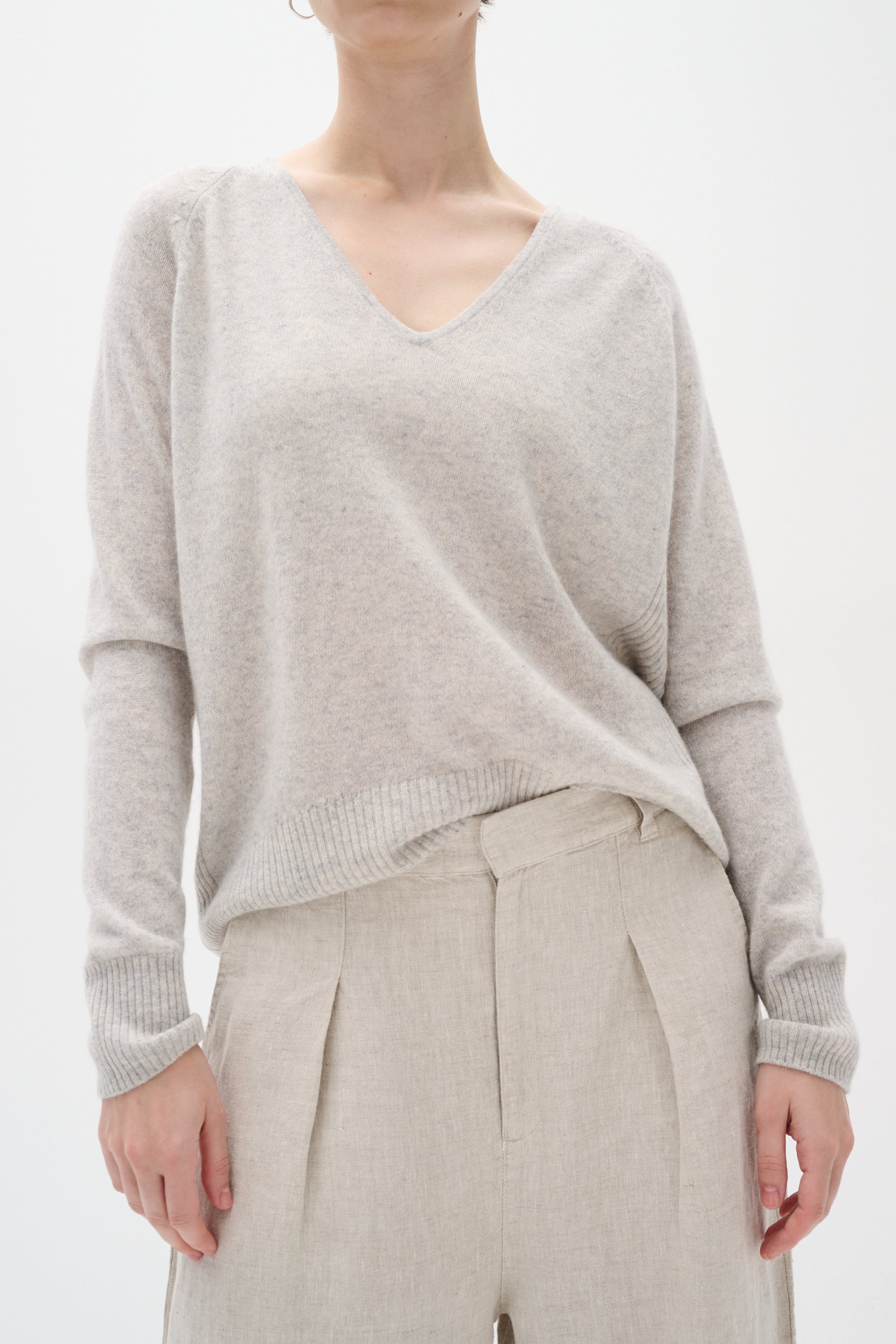 LukkaIW V-neck Cashmere Pullover LOOKBOOK FRONT 30104240-10045