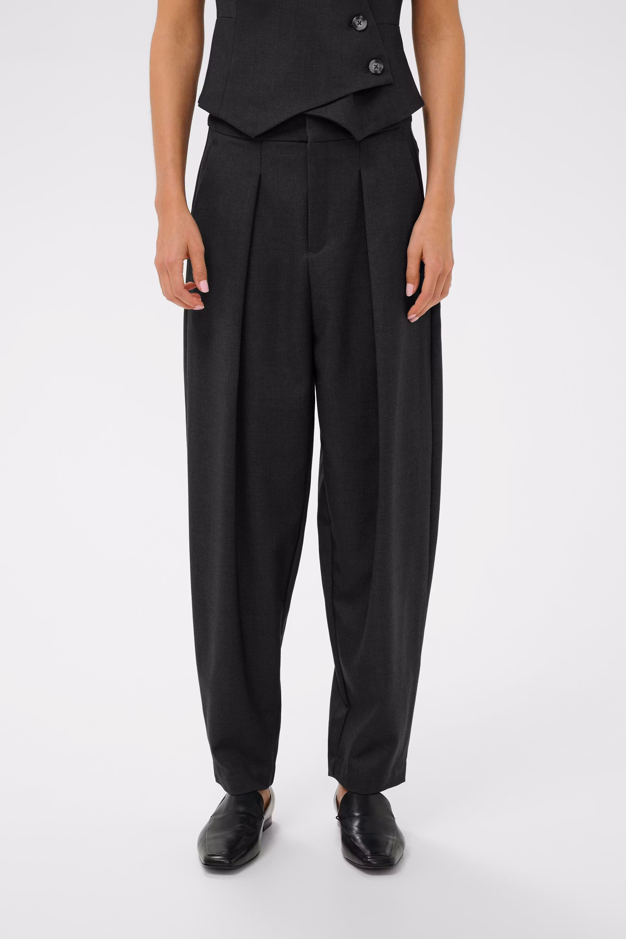 YuktaIW Hose LOOKBOOK FRONT 30111165-301744