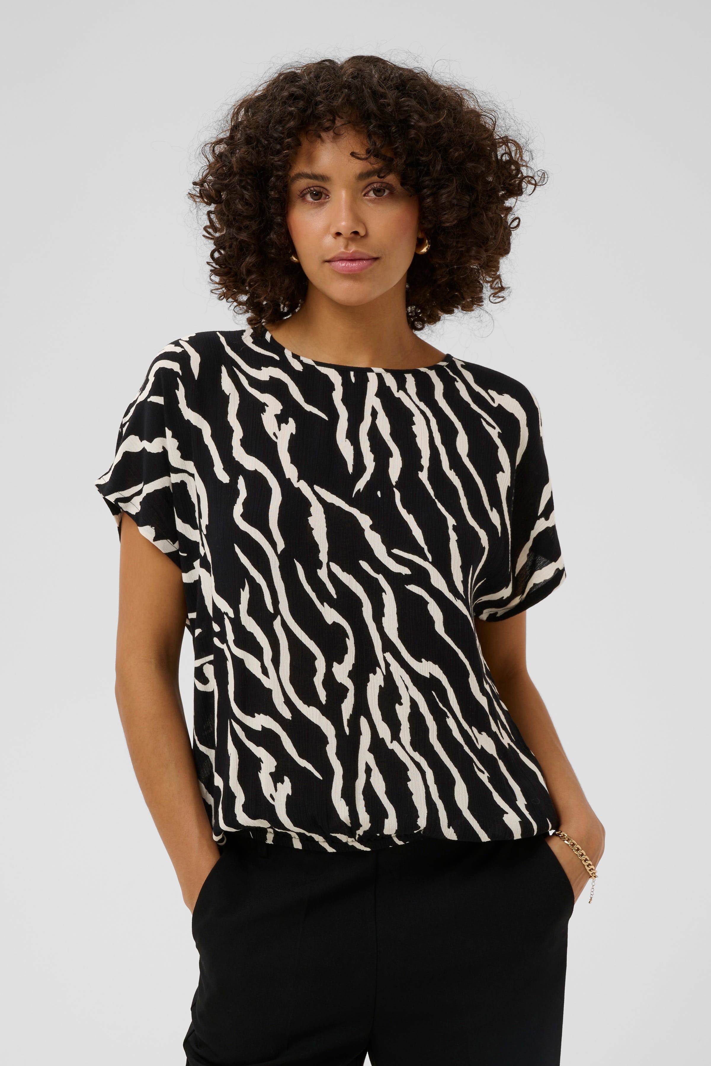 KAamber Blouse LOOKBOOK FRONT 10508257-103939