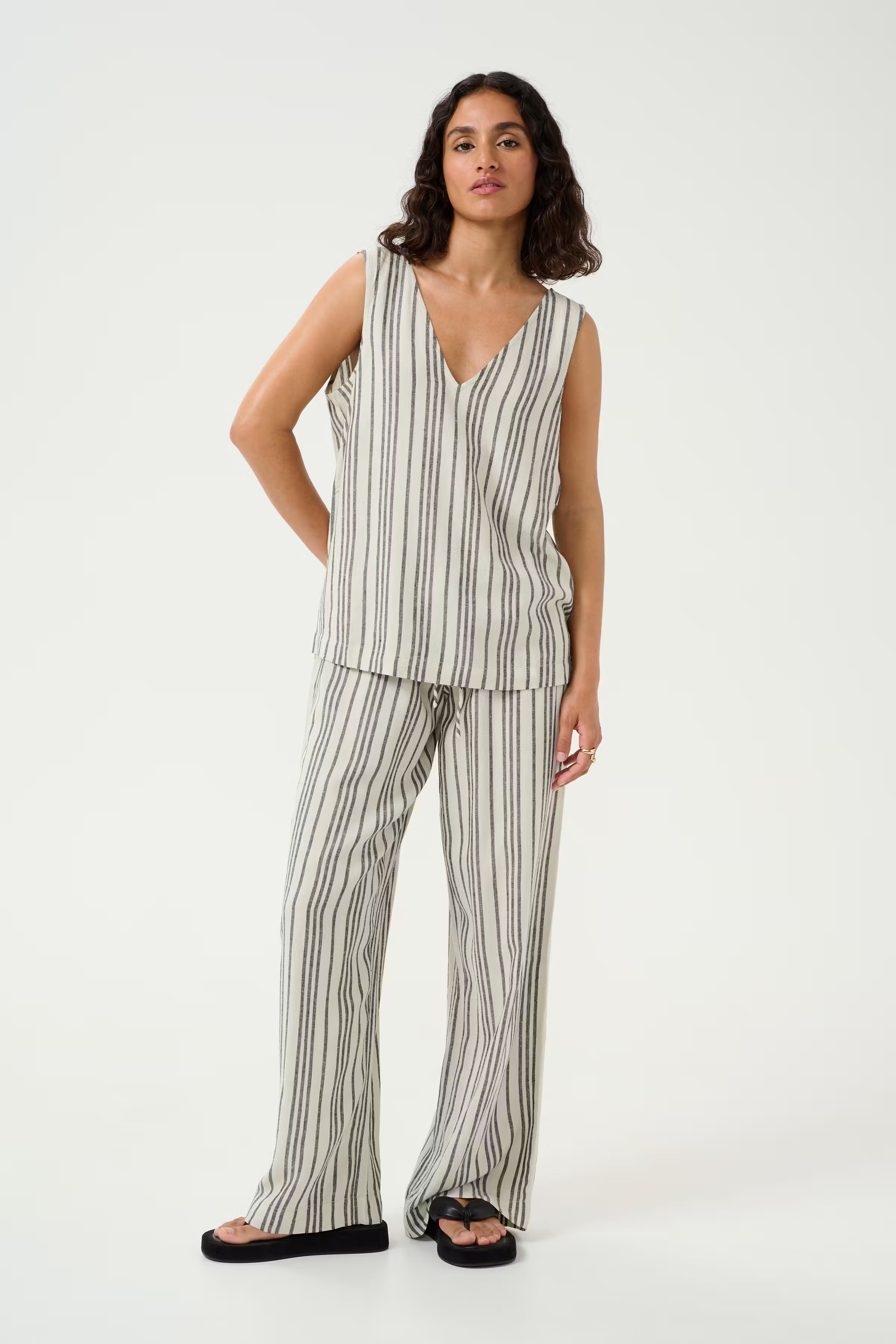 KAmilia Linen Top LOOKBOOK FRONT 10508426-107124