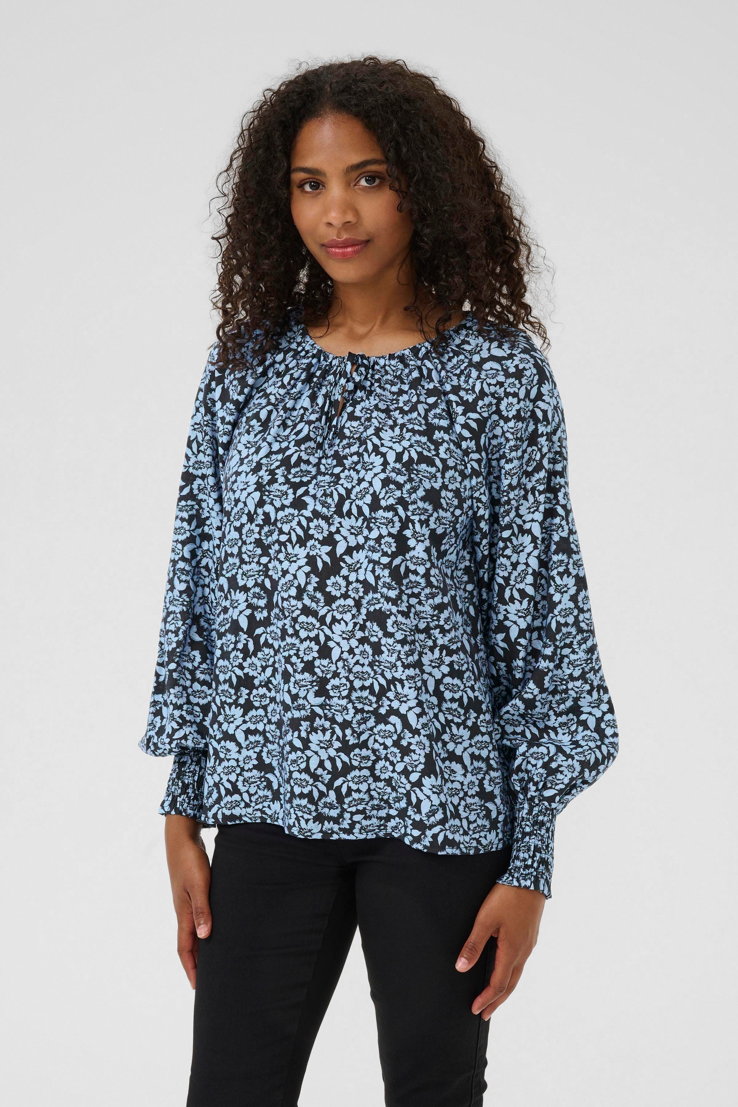 KAamanda Blouse LOOKBOOK FRONT 10510330-107720