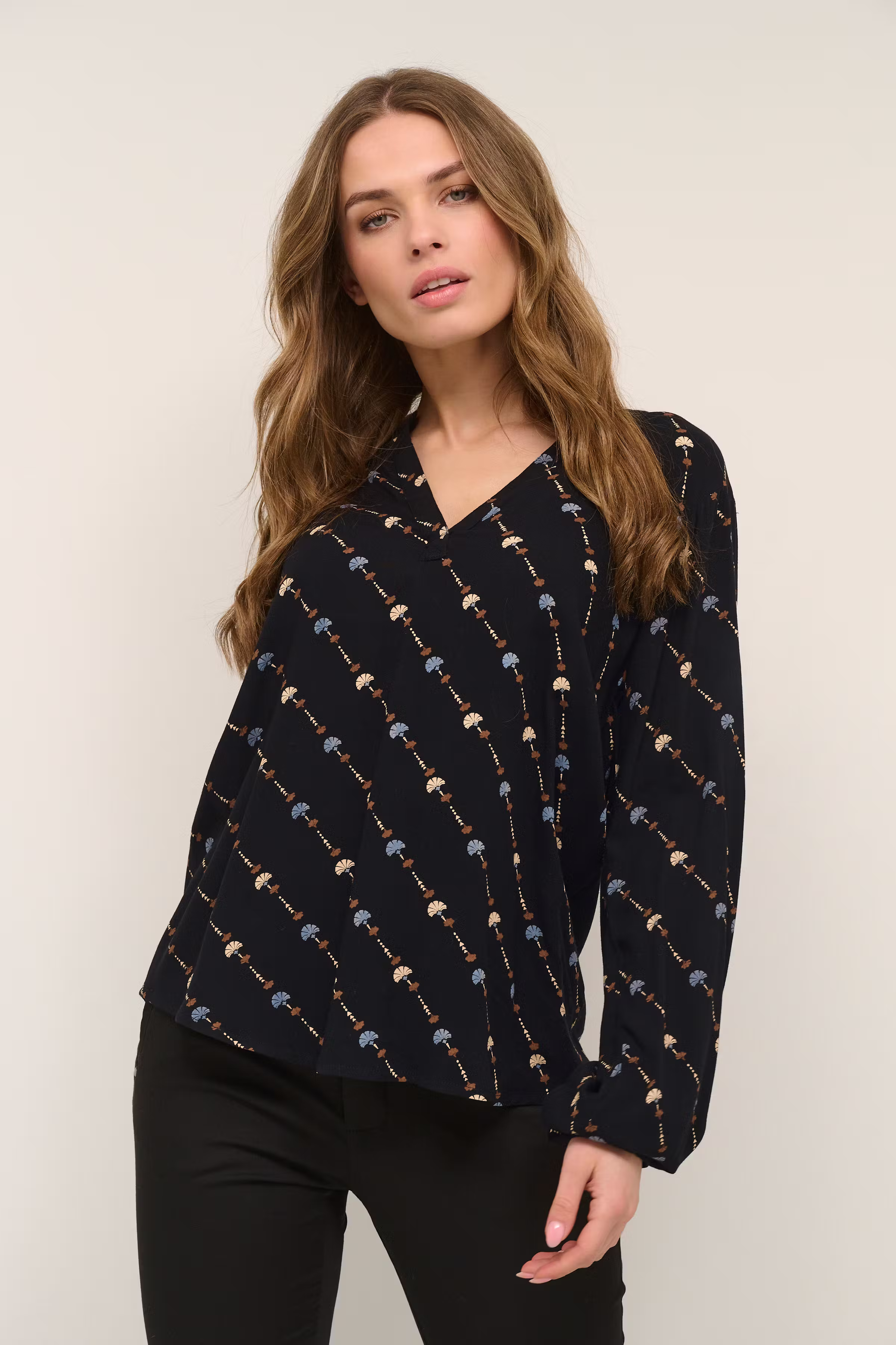 KAliram Bluse LOOKBOOK FRONT 10506823-103291