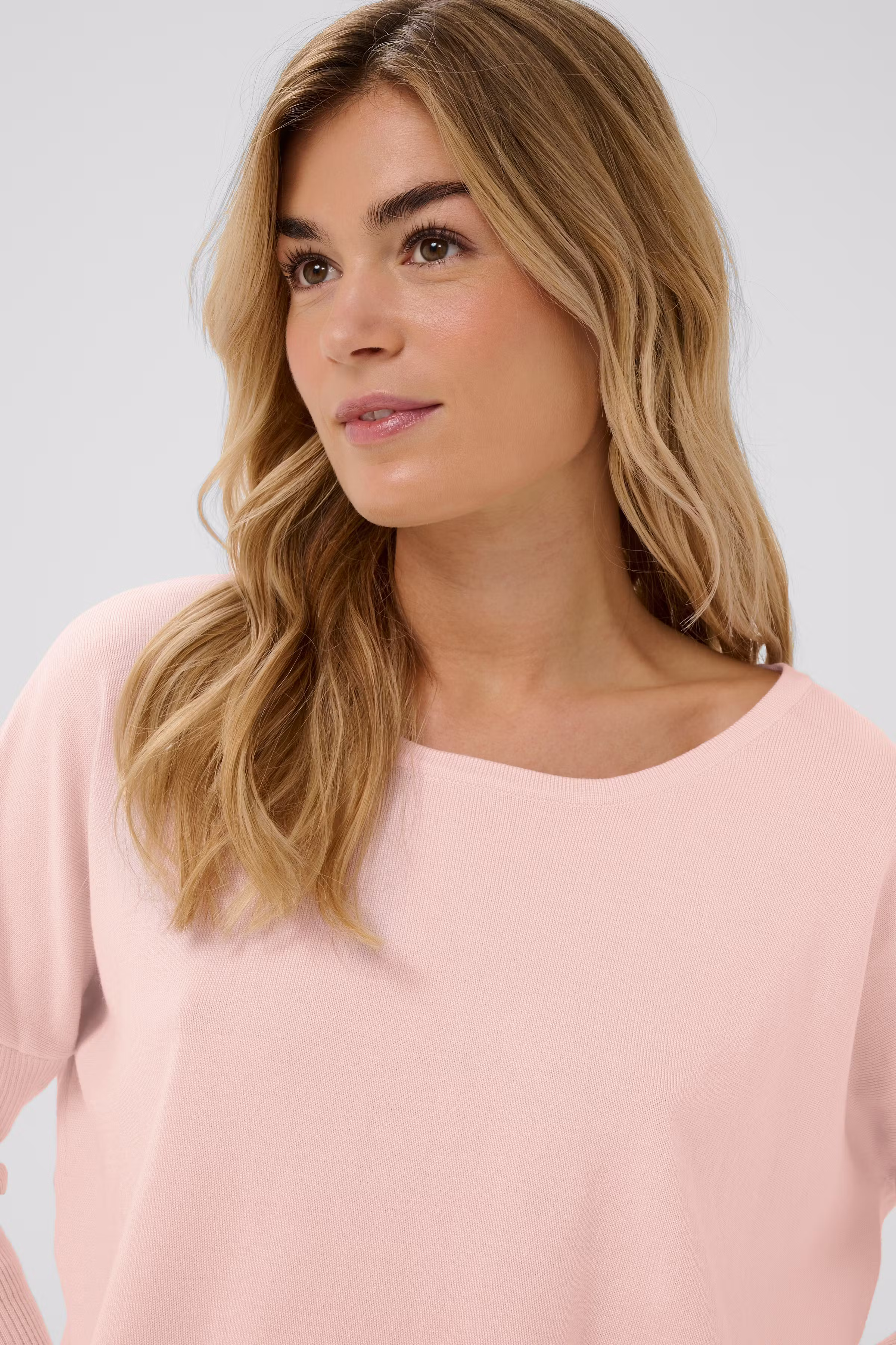 MilaSZ R-Neck Pullover LOOKBOOK DETAIL 30500003-131904