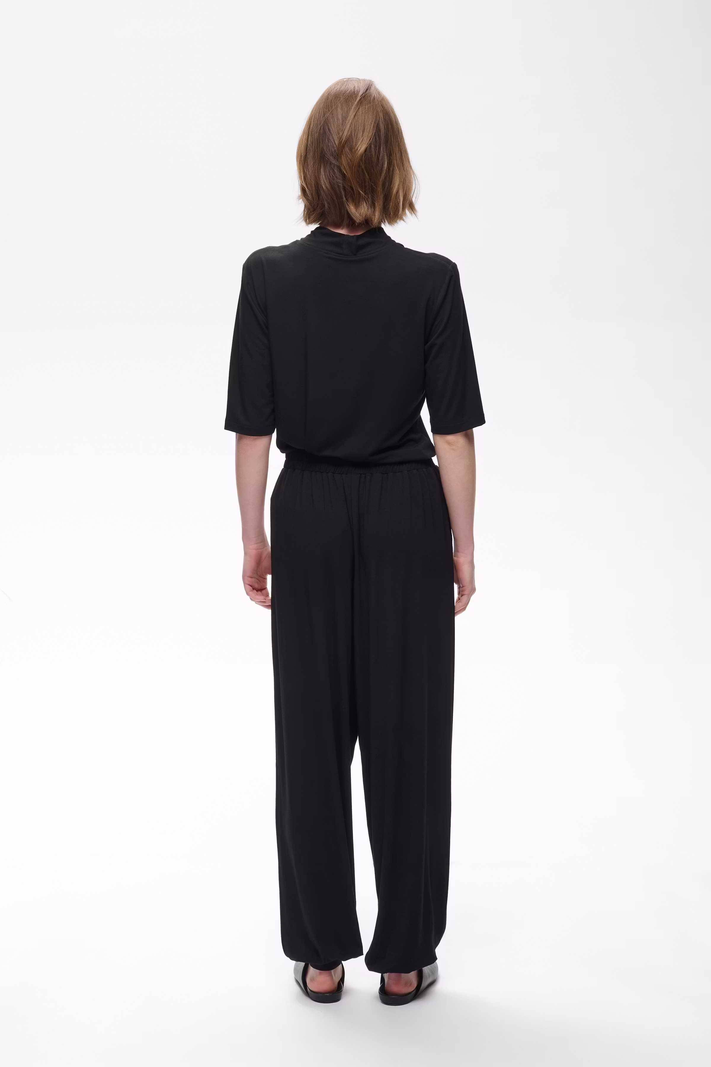 TalishaIW Hose LOOKBOOK BACK 30111321-194008