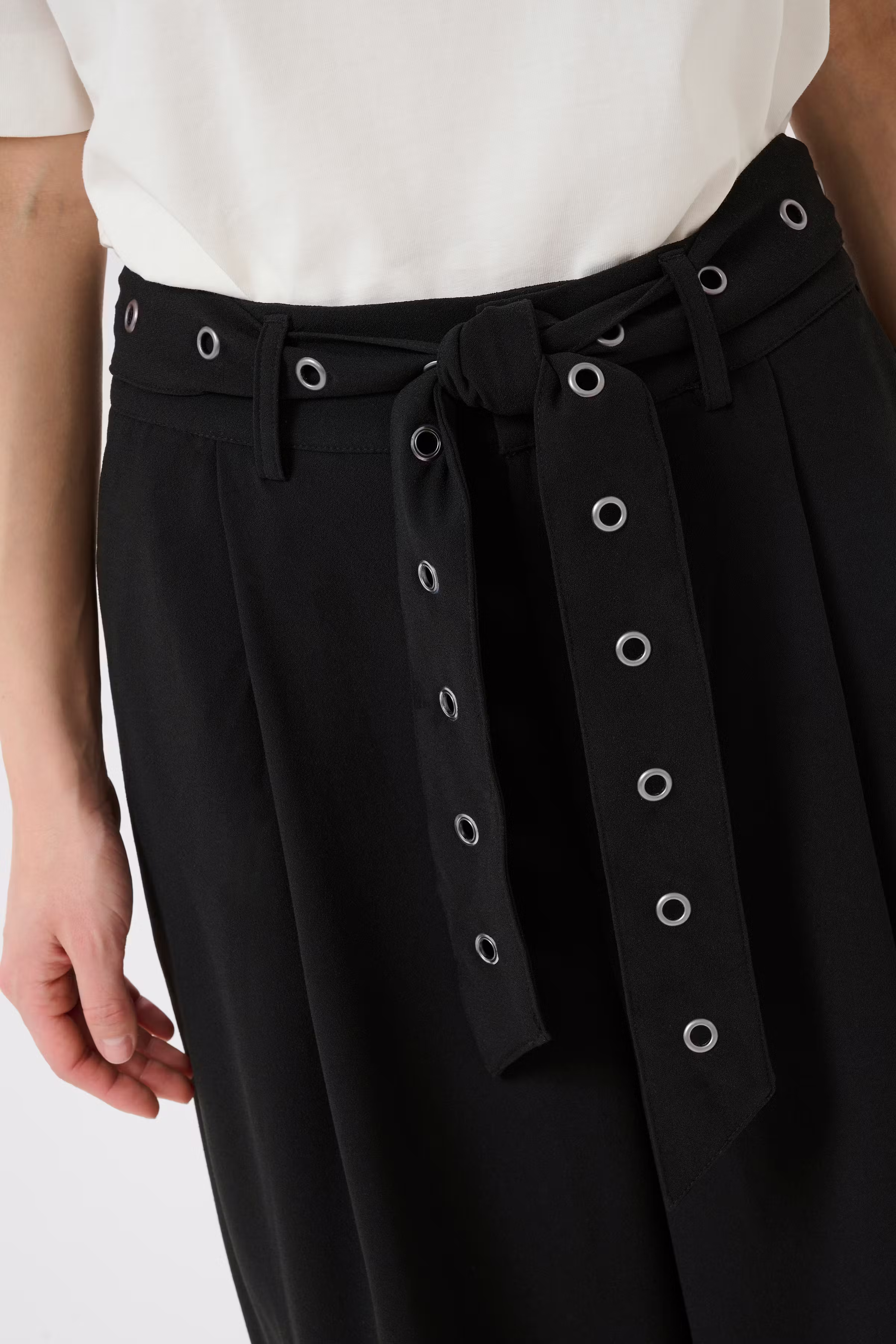 Kalisa Hose LOOKBOOK DETAIL 10510273-100121