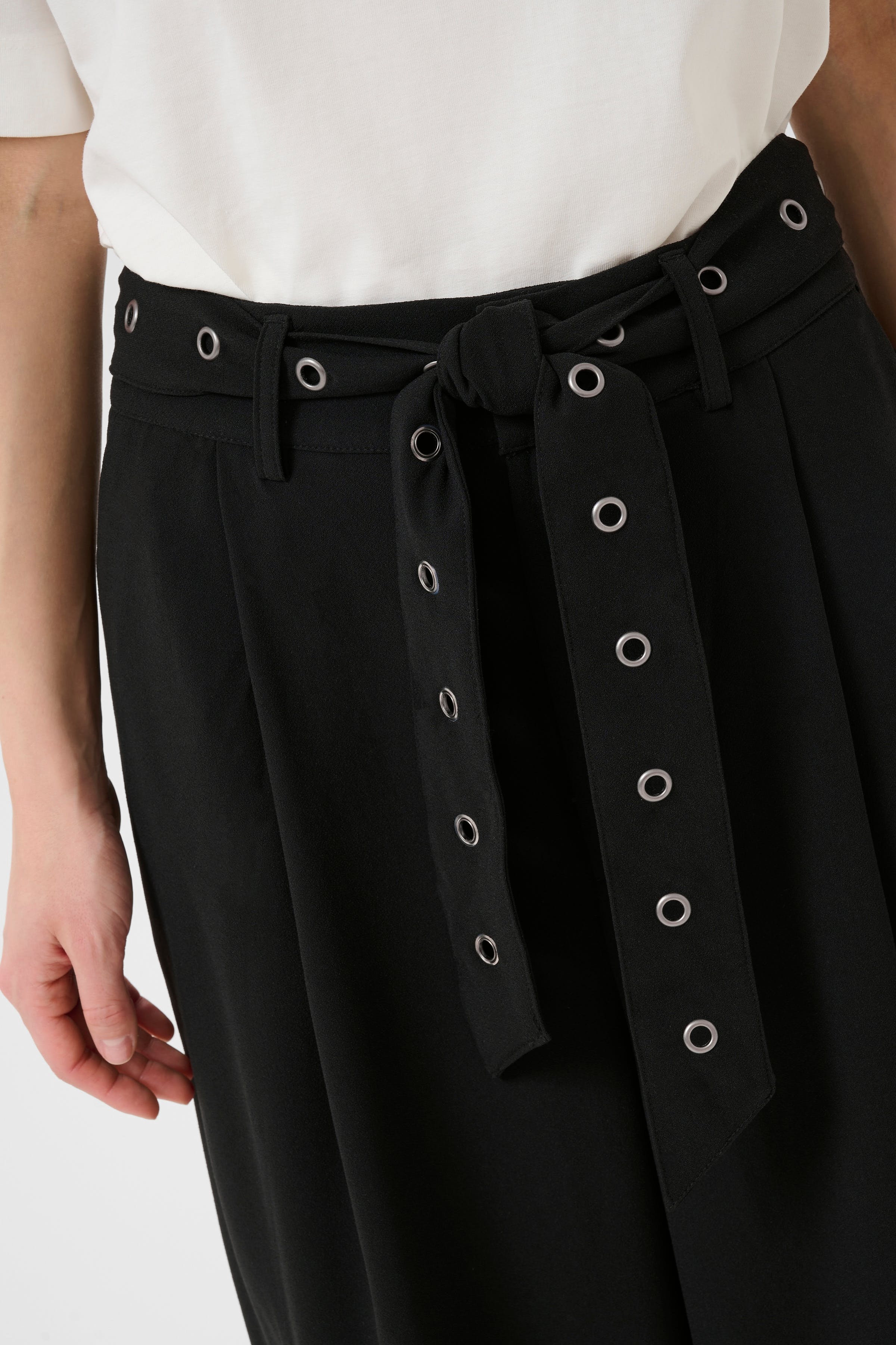 Kalisa Trousers LOOKBOOK DETAIL 10510273-100121