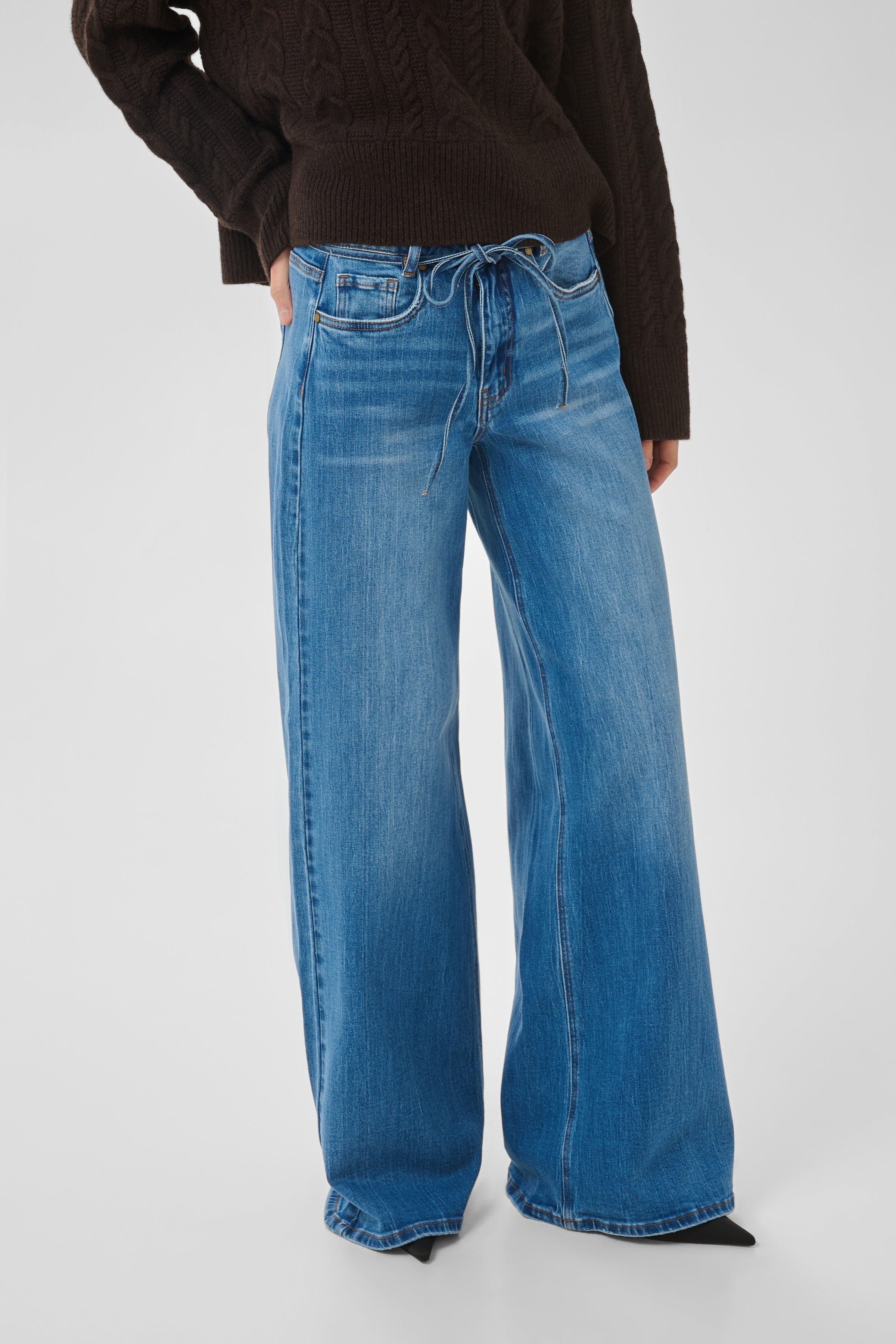 MWKaro 144 Mid X-Wide Jeans LOOKBOOK FRONT 10705256-100053