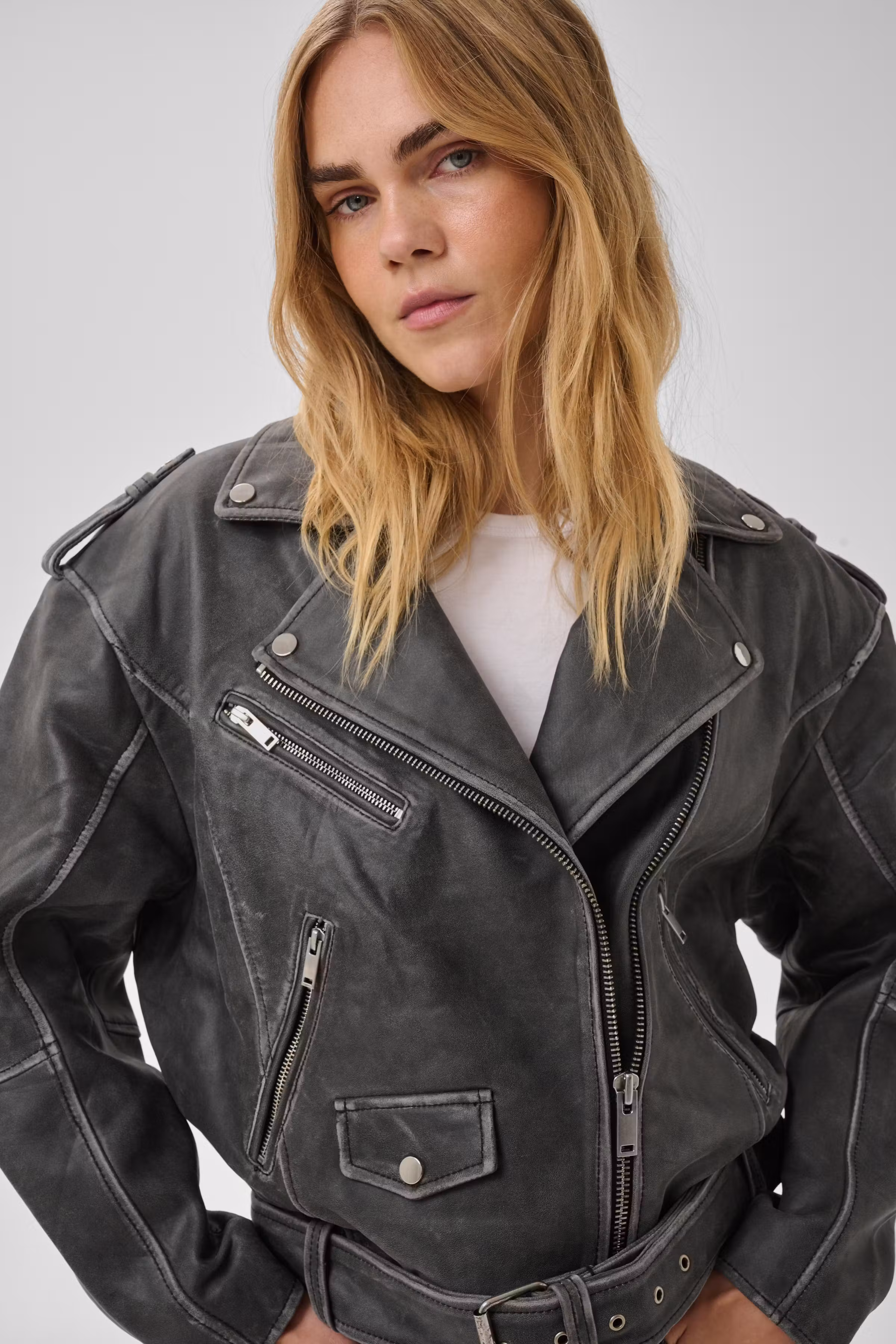 01 THE GILO LEATHER JACKET LOOKBOOK DETAIL 10703819-100081