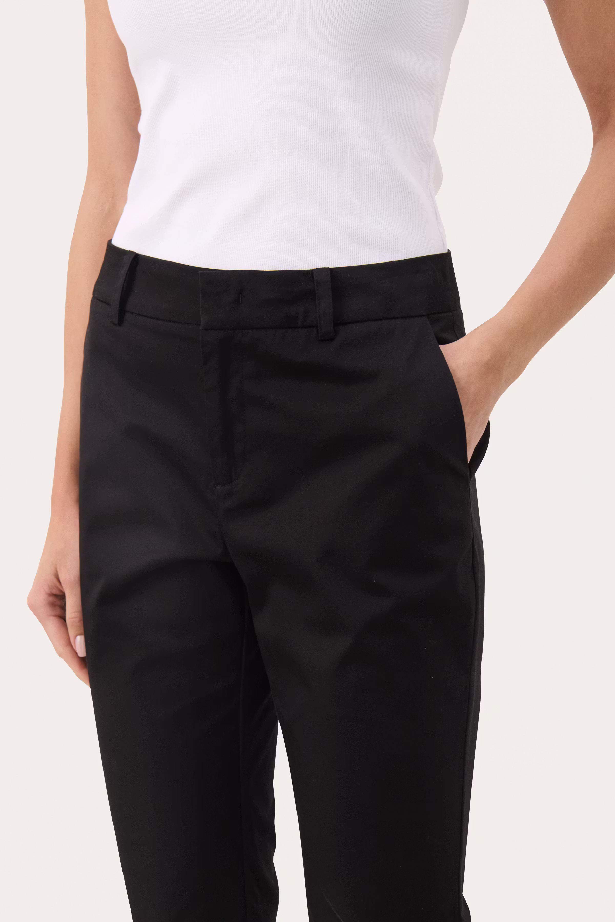 RenataPW Capri pants LOOKBOOK DETAIL 30309765-194008