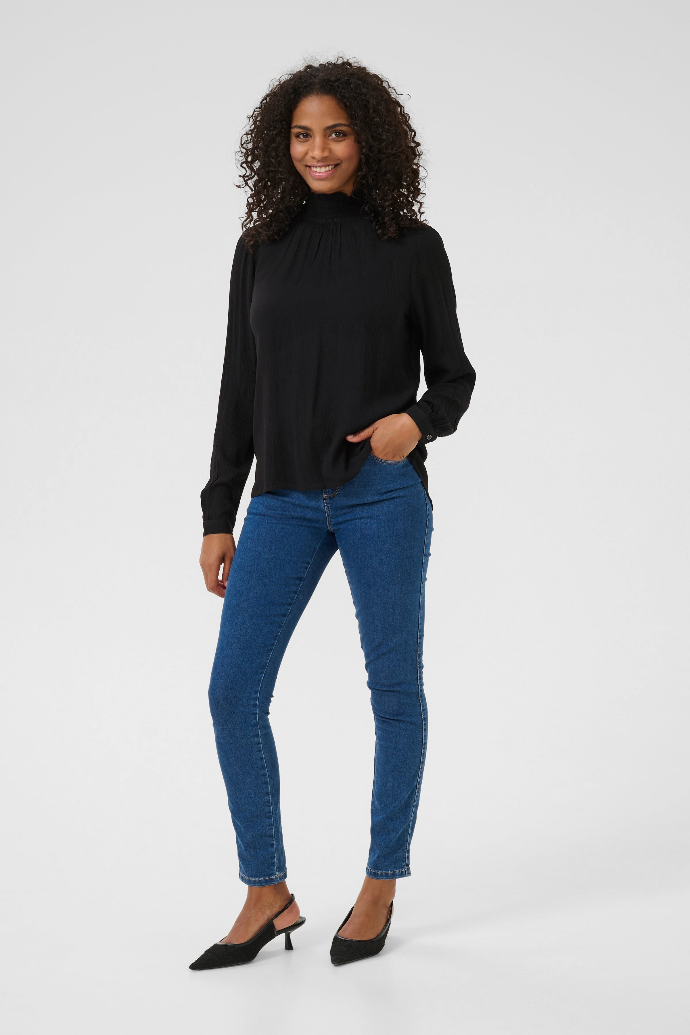 Trine Bluse LOOKBOOK FRONT 10500950-50600