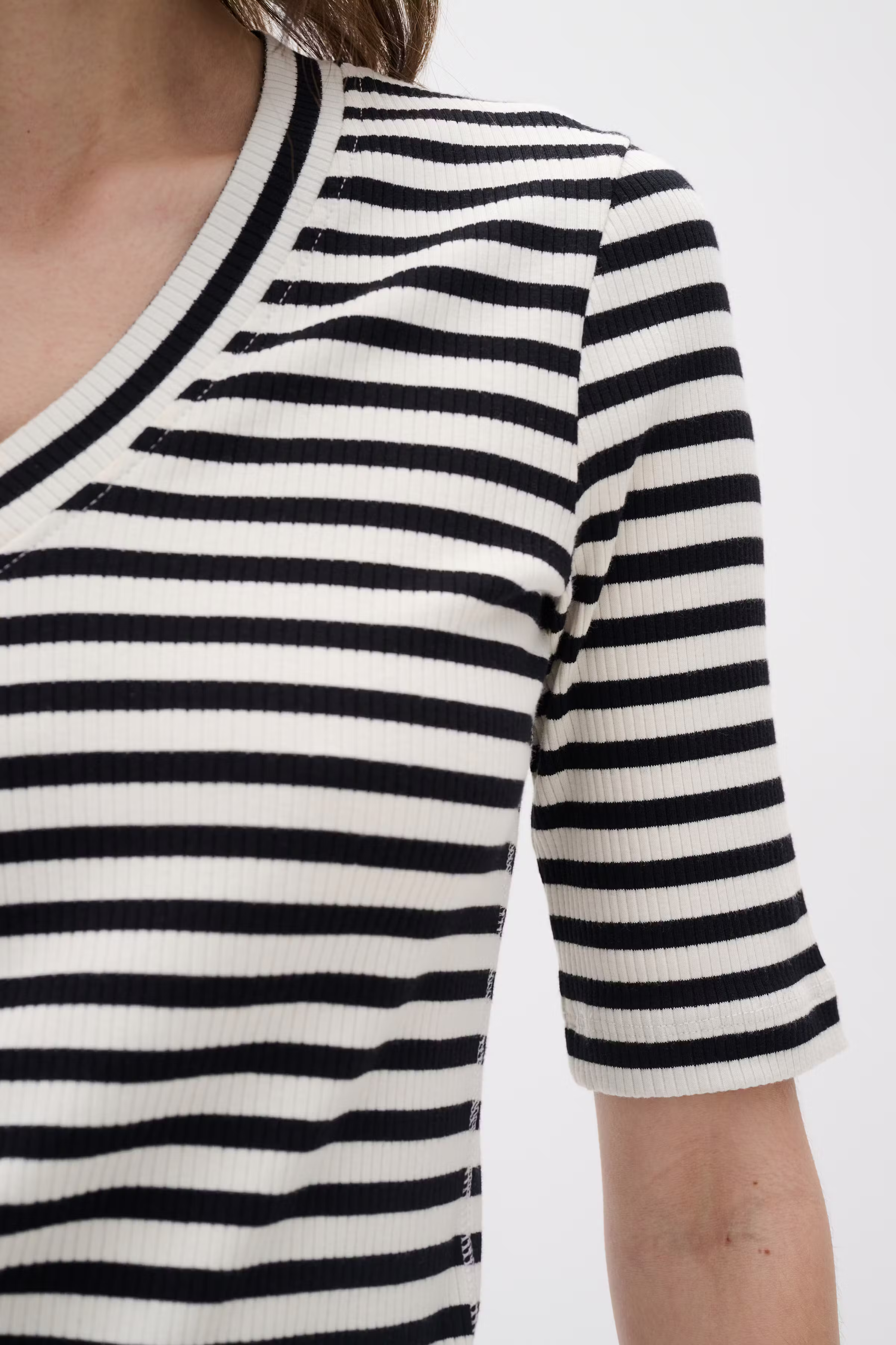 DagnaIW Striped V T-shirt LOOKBOOK DETAIL 30107270-301284