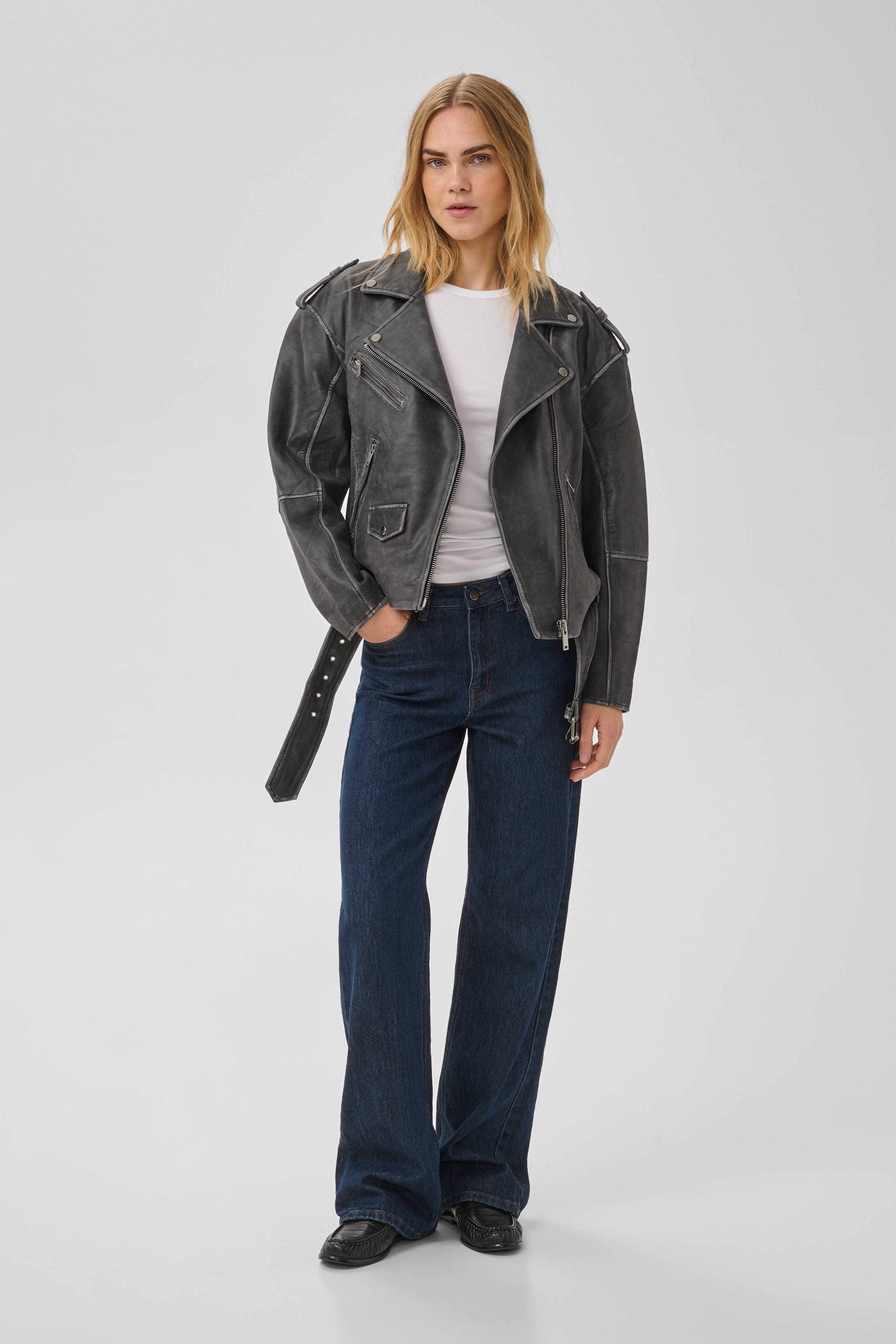 01 THE GILO LEATHER JACKET LOOKBOOK FRONT 10703819-100081