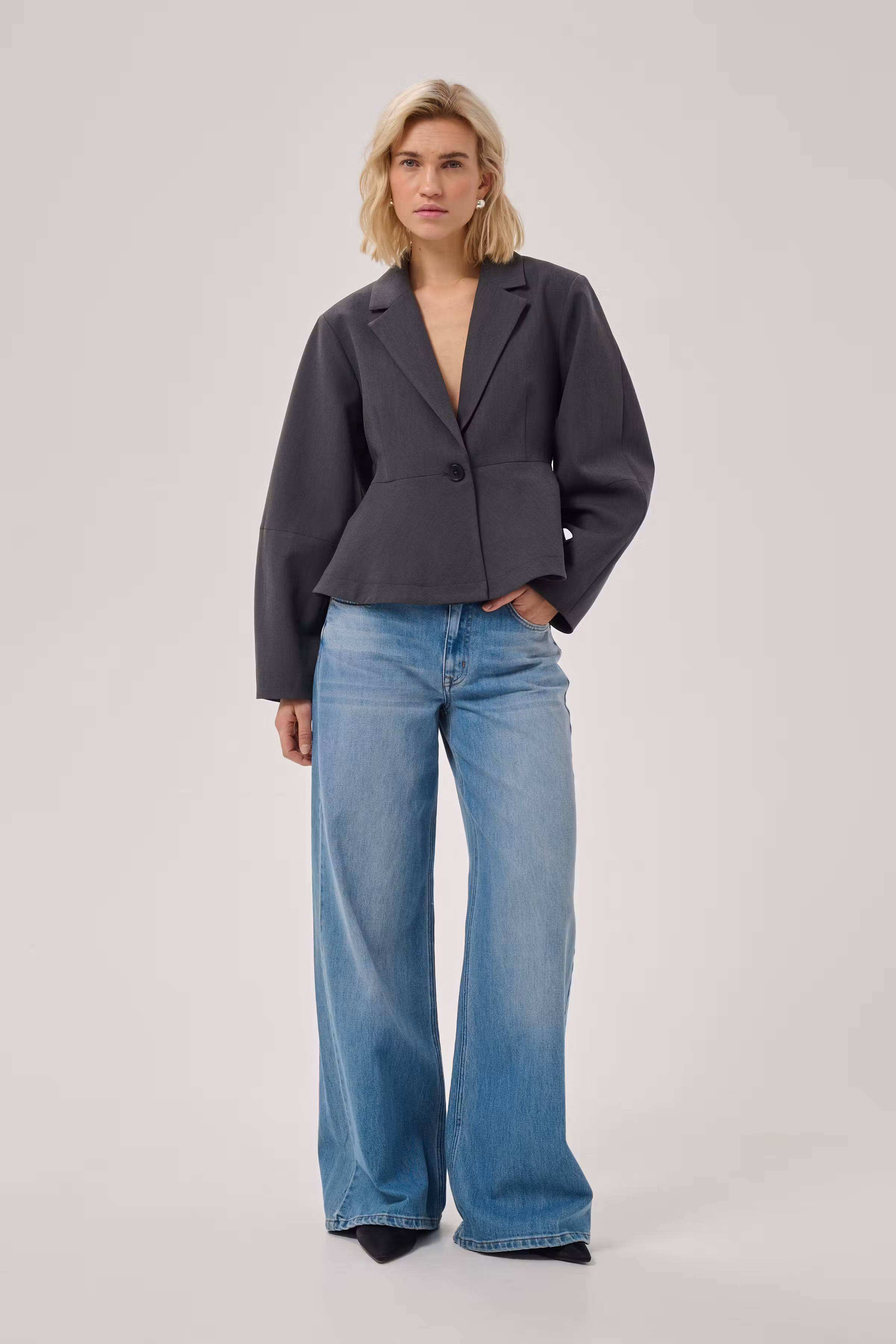 MWEvie Blazer LOOKBOOK FRONT 10705705-100379