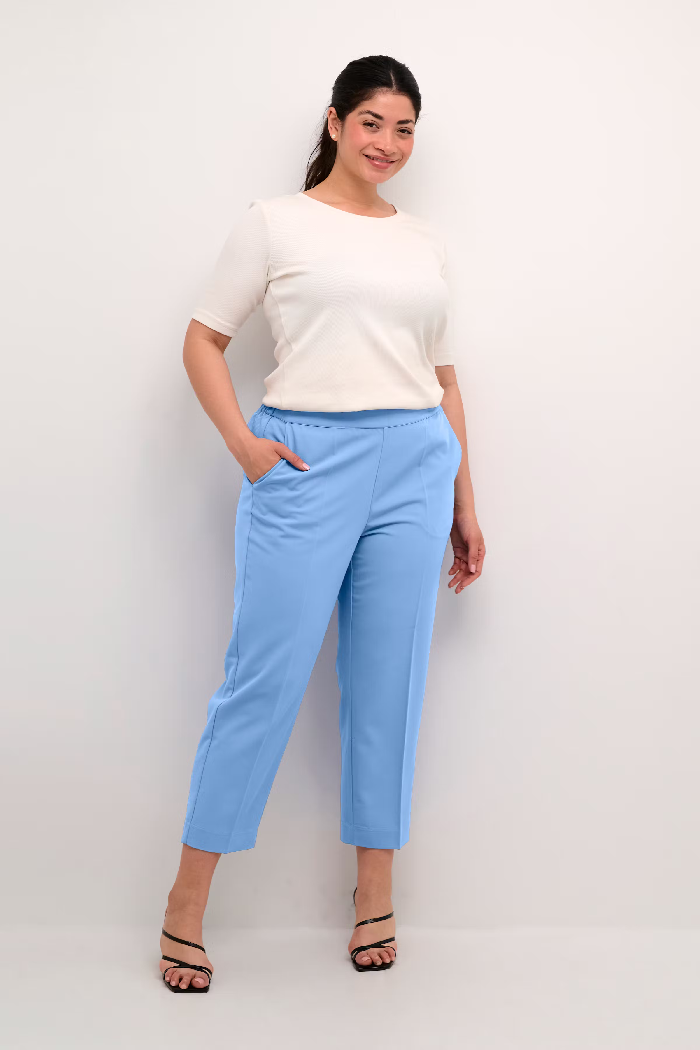 KCsakira Cropped Trousers LOOKBOOK FRONT 10580650-183936
