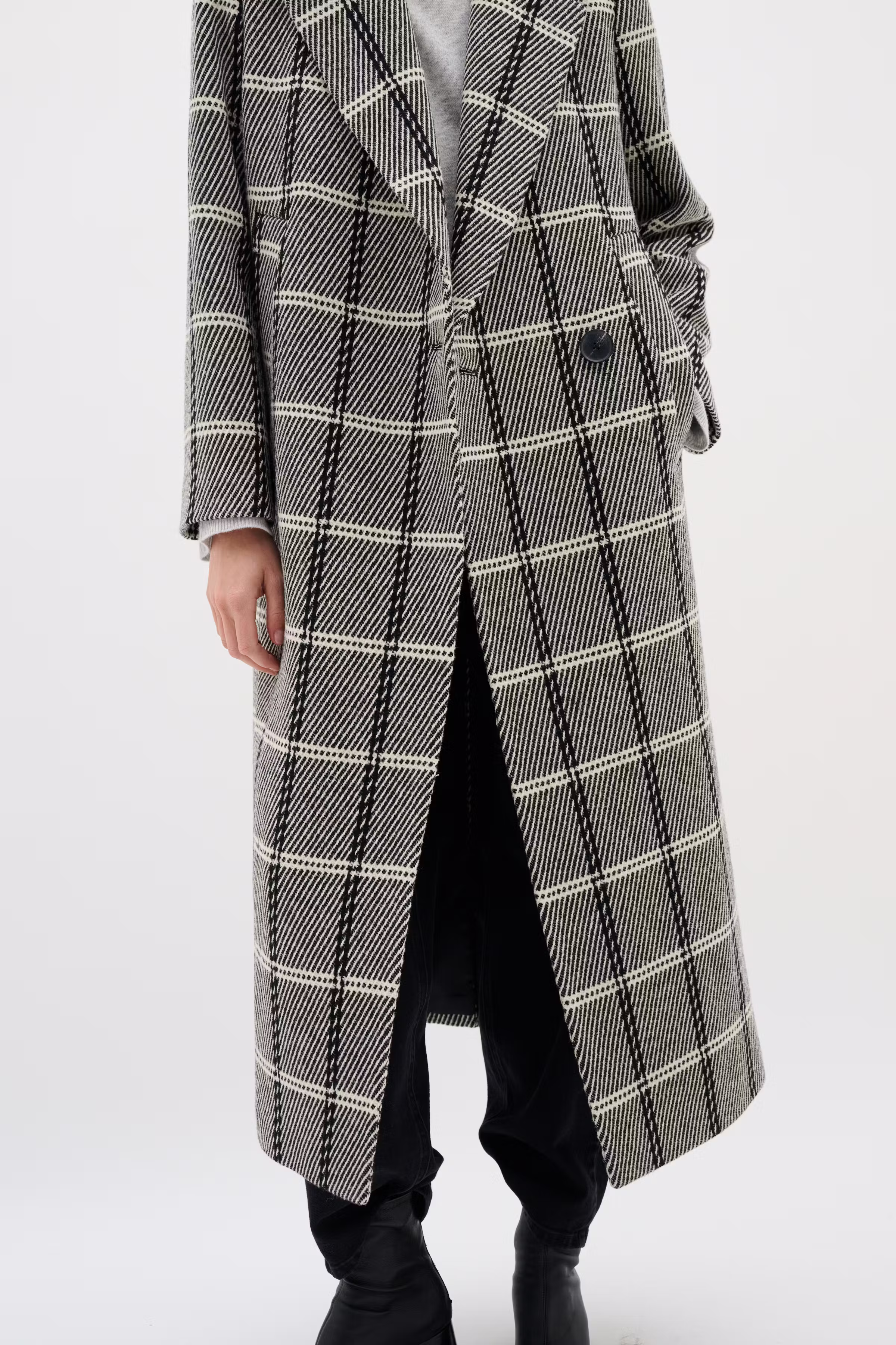 YaniaIW Mantel LOOKBOOK FRONT 30110607-300027