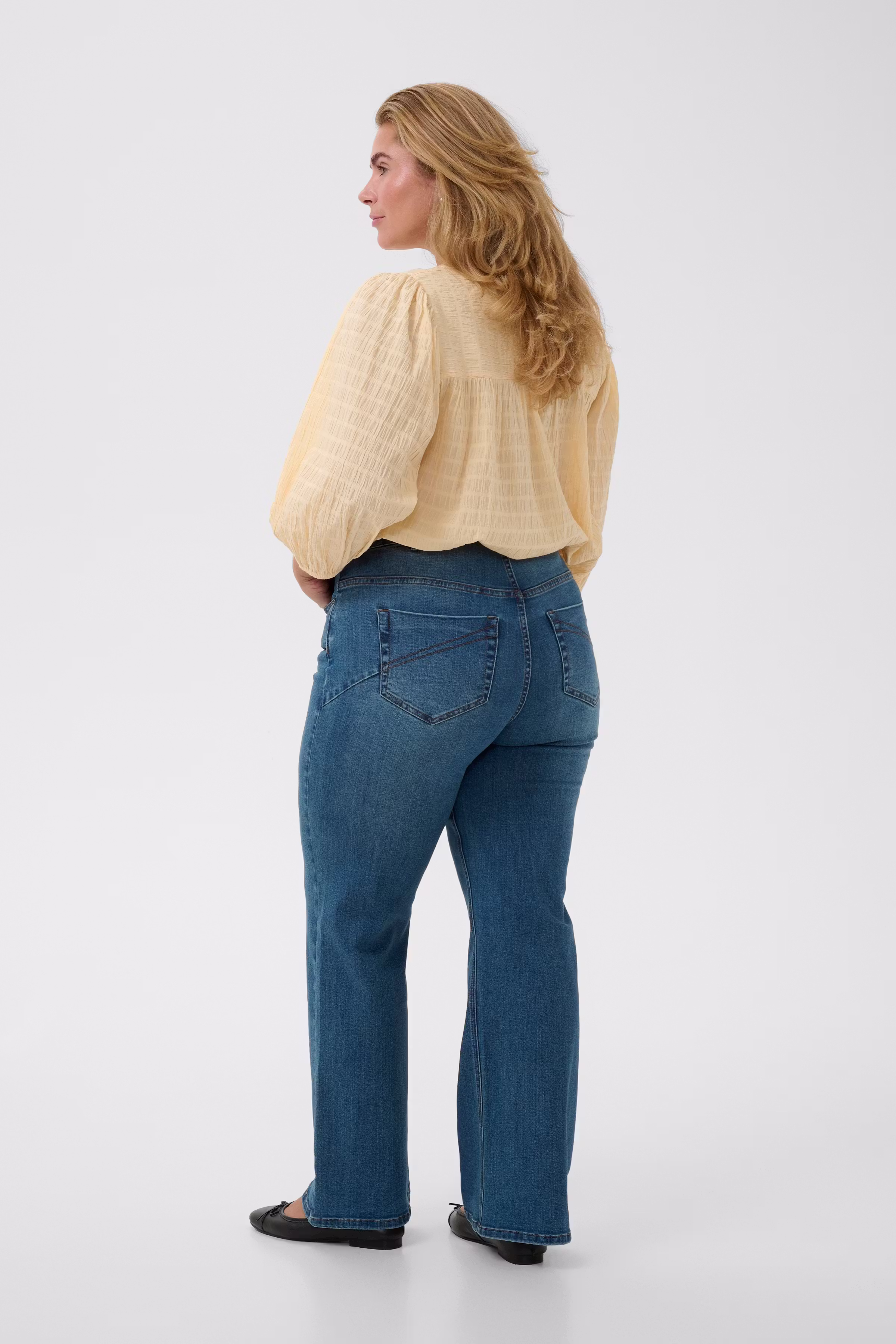 KCflora Flared Jeans LOOKBOOK BACK 10583711-102272