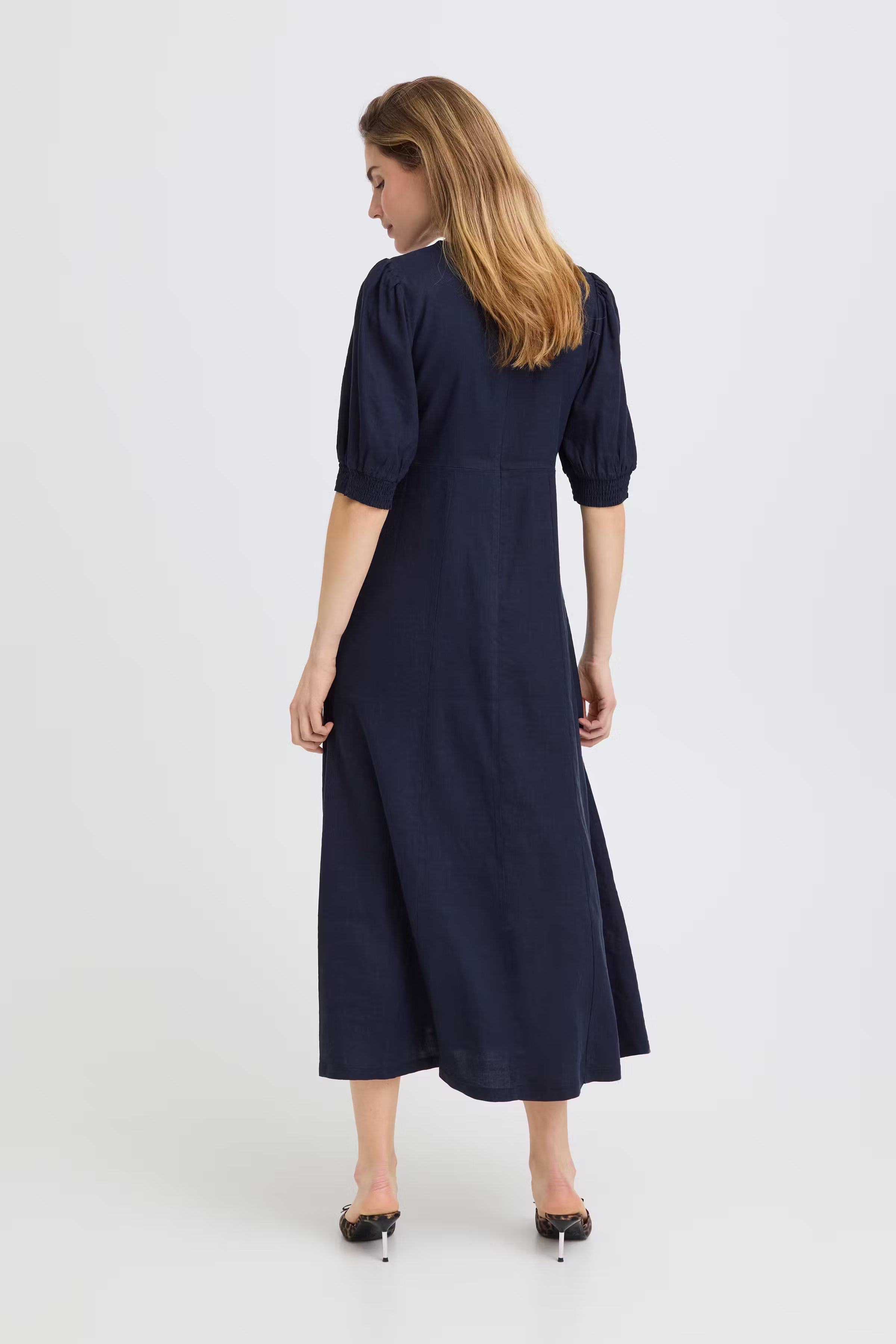 PZLUCA Kjole LOOKBOOK BACK 50210429-194020