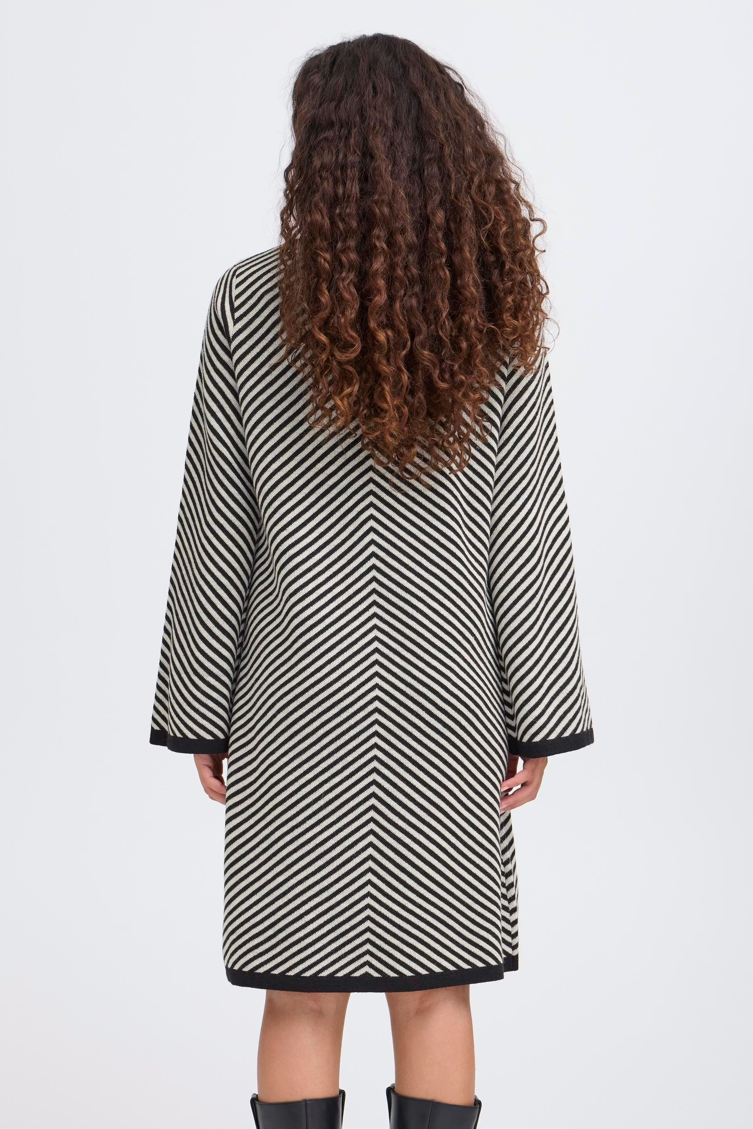 IHCORANNA Kjole LOOKBOOK BACK 20124513-194008
